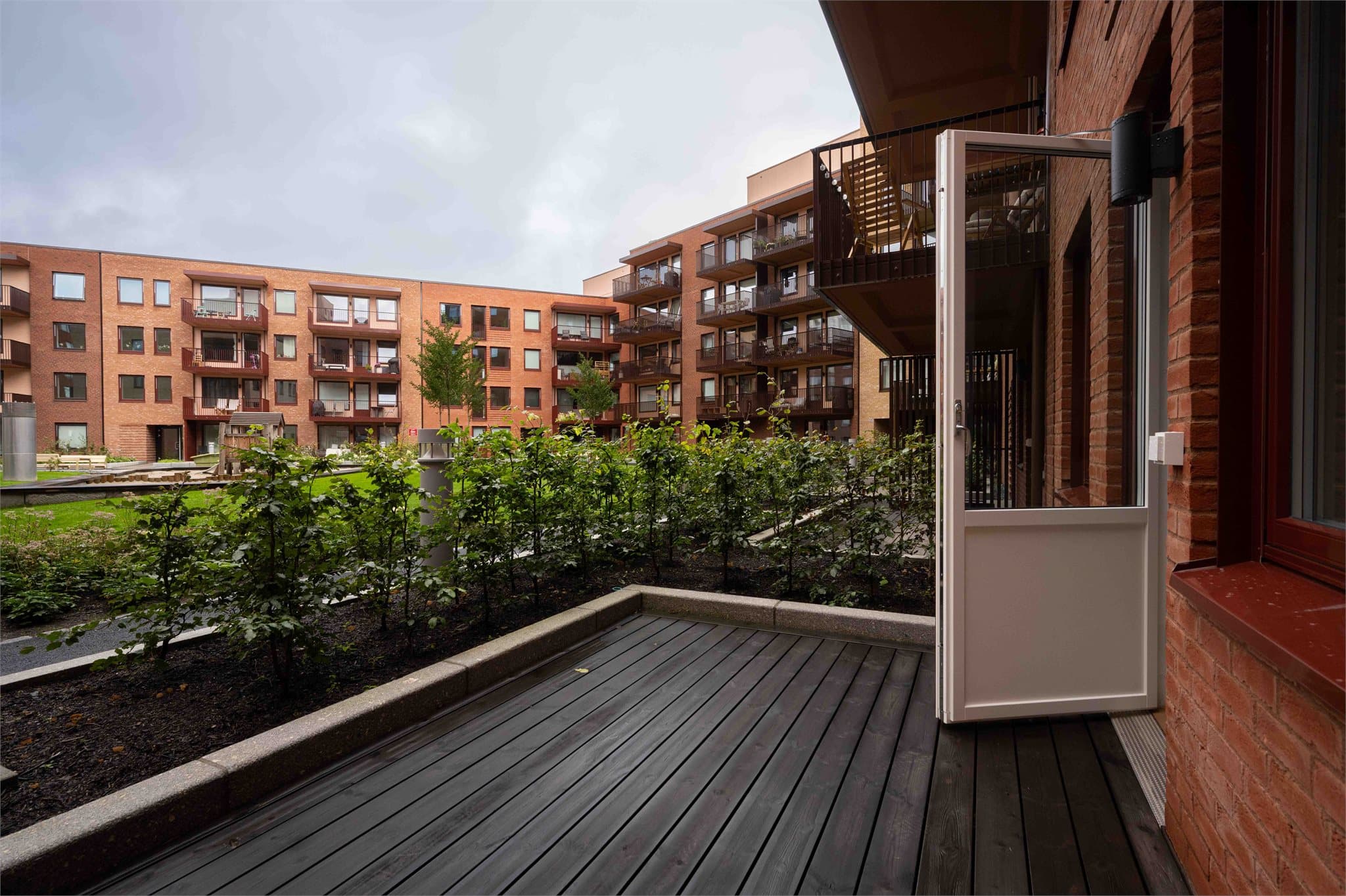 Kollektivtilbudet er svært godt, med buss rett utenfor og Vollebekk T-bane kun minutter unna.