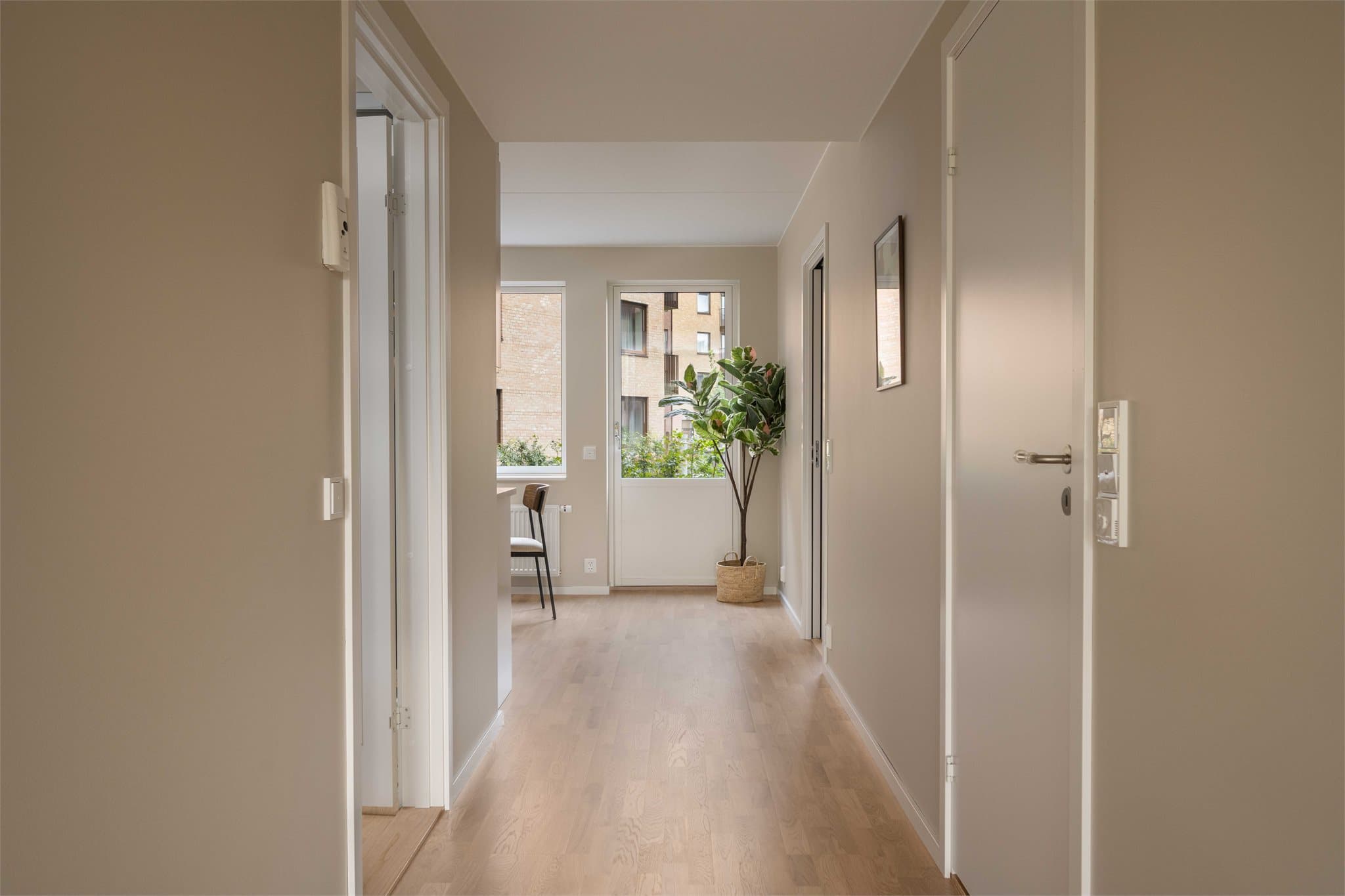 Gangen har hvitpigmentert tre-stavs eikeparkett og downlights innfelt i himling for en god belysning.