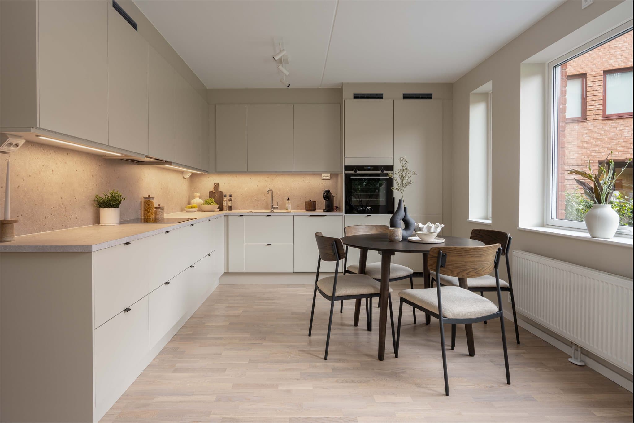 Rålekkert, stort kjøkken fra Marbodal med integrerte hvitevarer og god plass til spisebord.