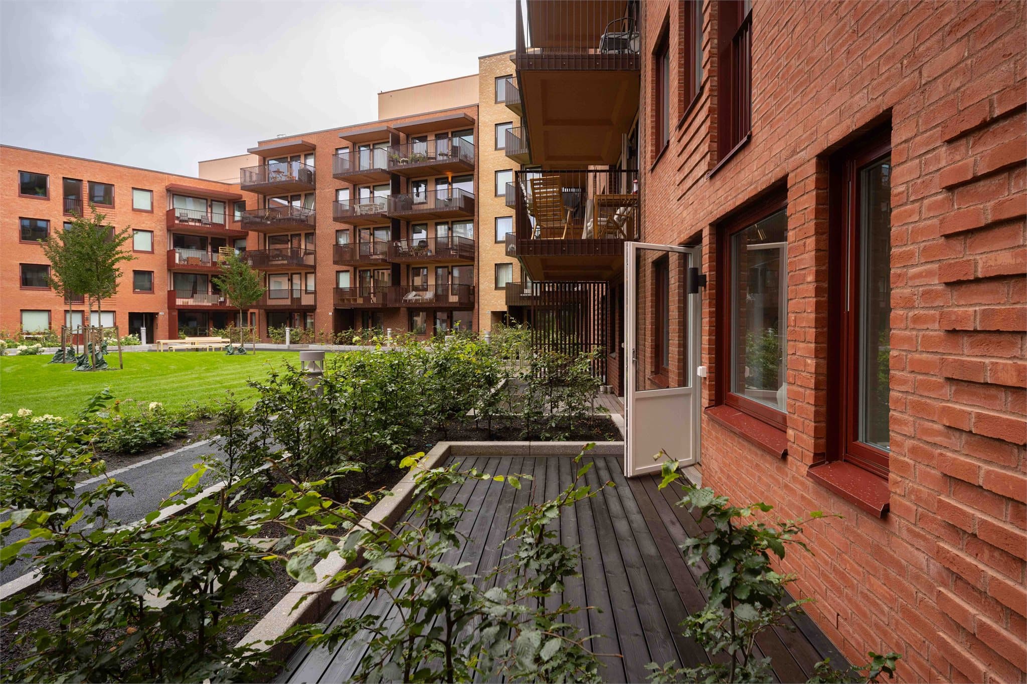 Her kommer du rett ut i bakgården fra kjøkkenet! Boligen gir en "husliknende" følelse.