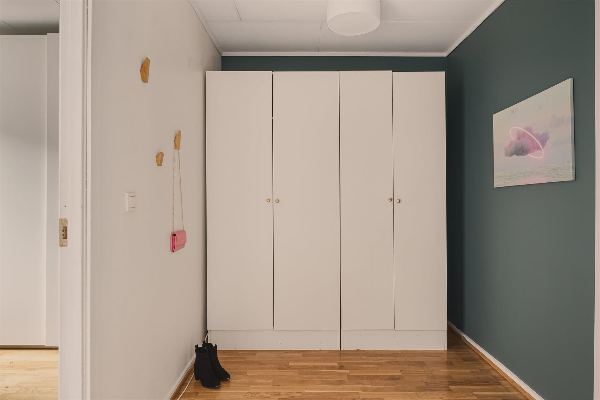 - Ekstra lagringsplass i garderobeløsning i entré + ekstern bod i kjeller på 2,5m² -