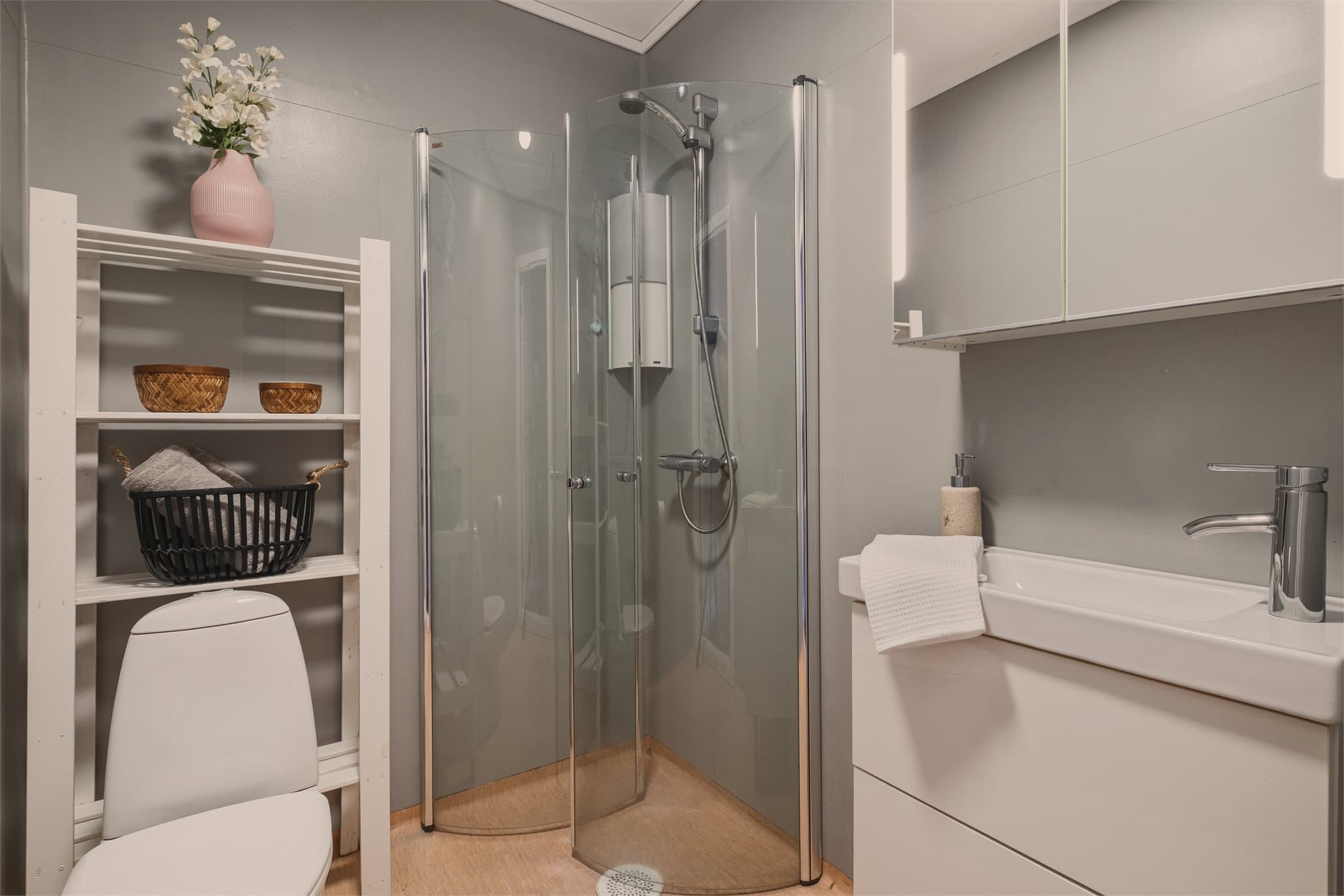 - Badet måler 3m² og har behagelig varme i gulv -