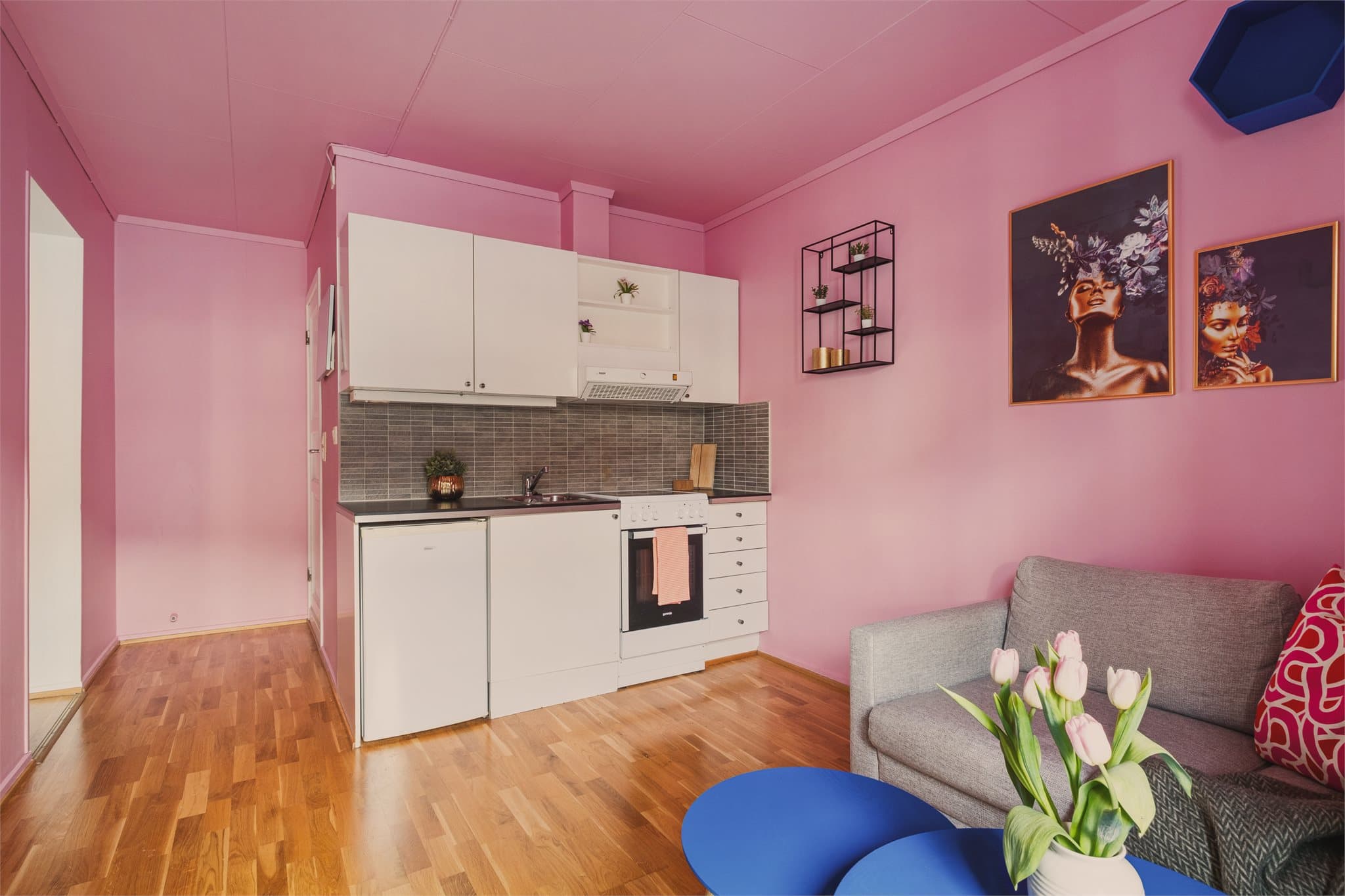 - Den åpne stue- og kjøkkenløsningen måler 12,7m² -