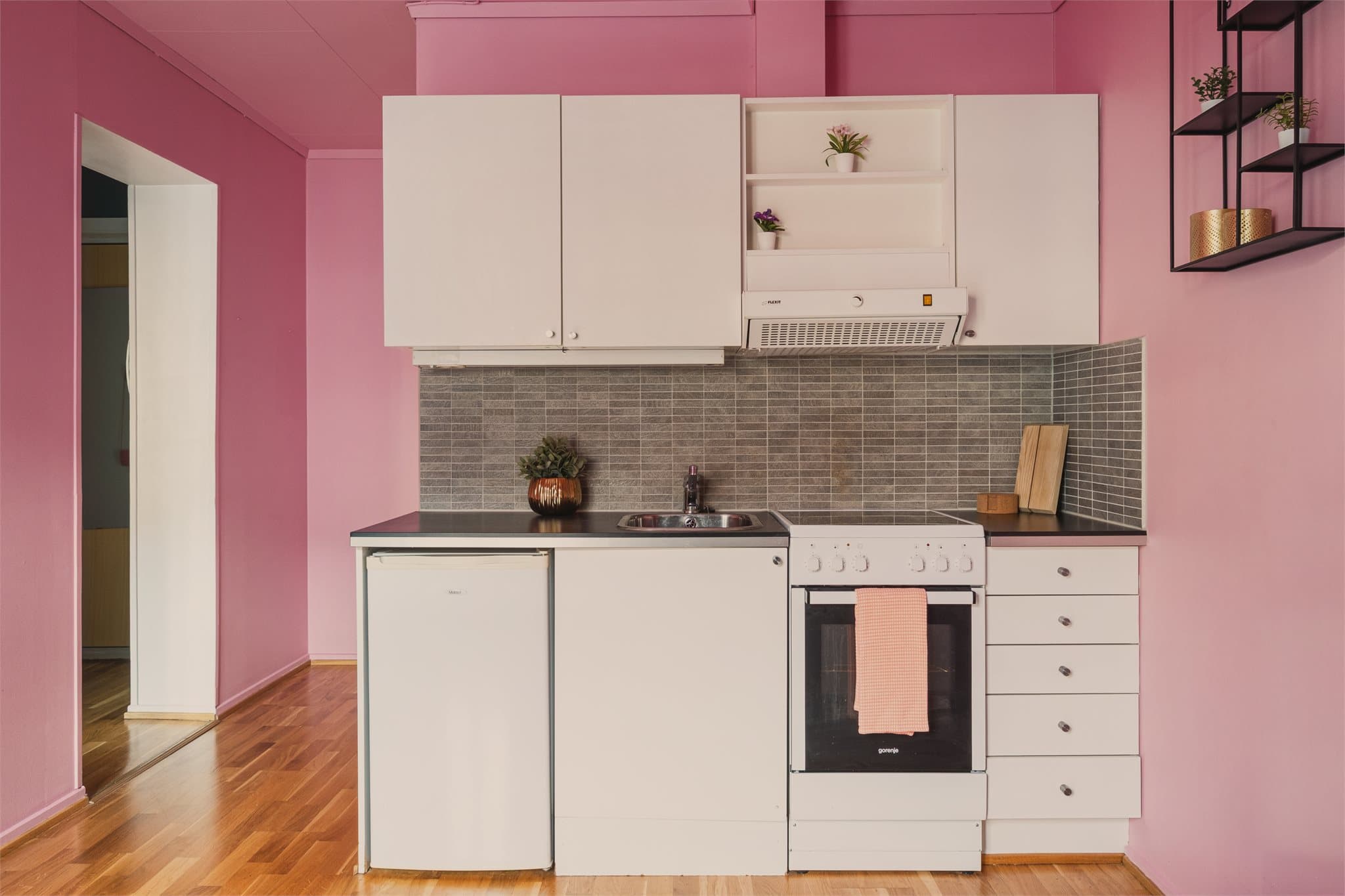 - Ny eier får gleden av fryseskap og stekeovn som medfølger kostnadsfritt! -