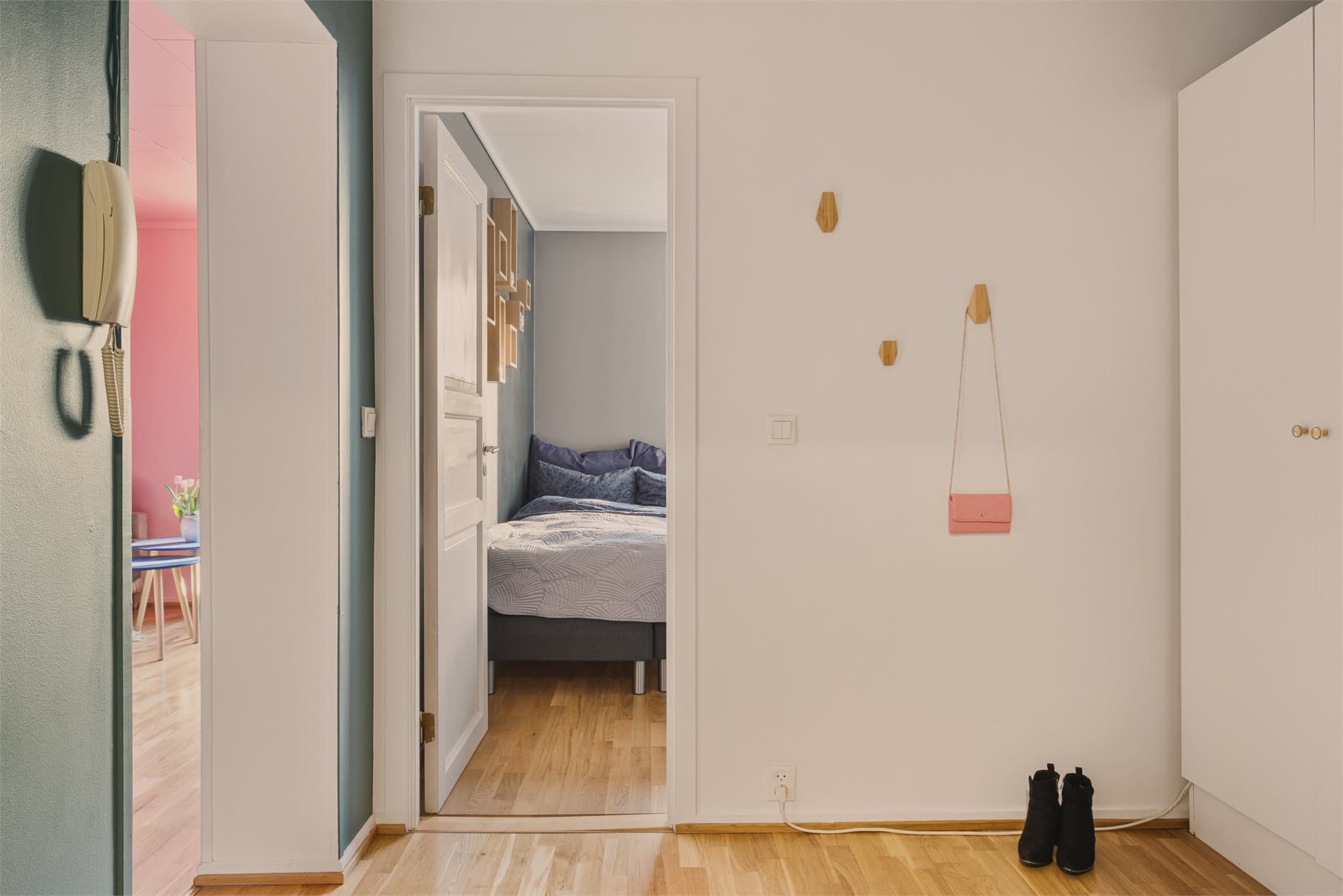 - Entré måler 5,9m². Svært godt førsteinntrykk av leiligheten!-