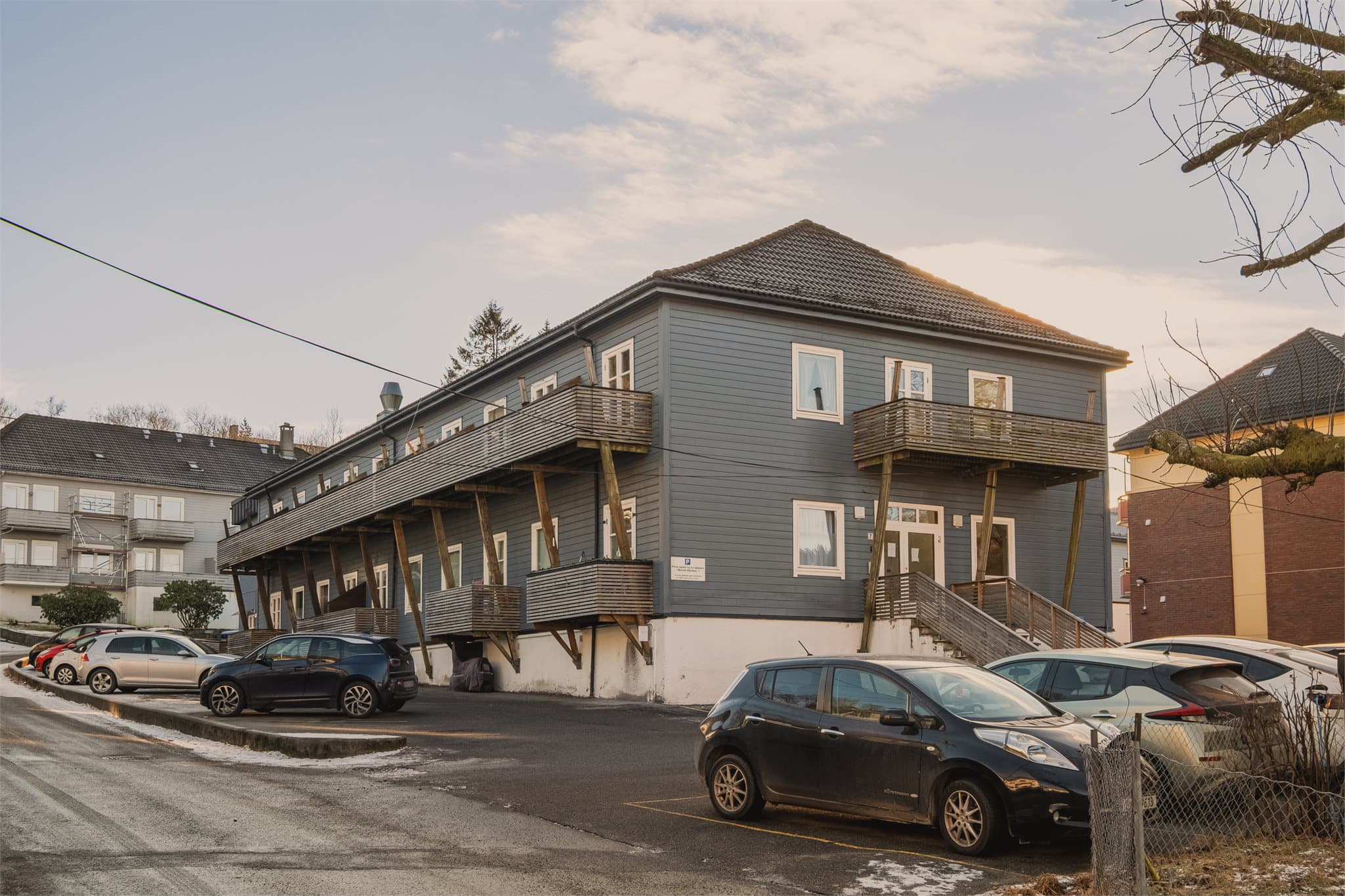 - Parkeringsplass like utenfor. Seksjonseier får parkeringsoblat for dokumentasjon på parkeringstillatelse -