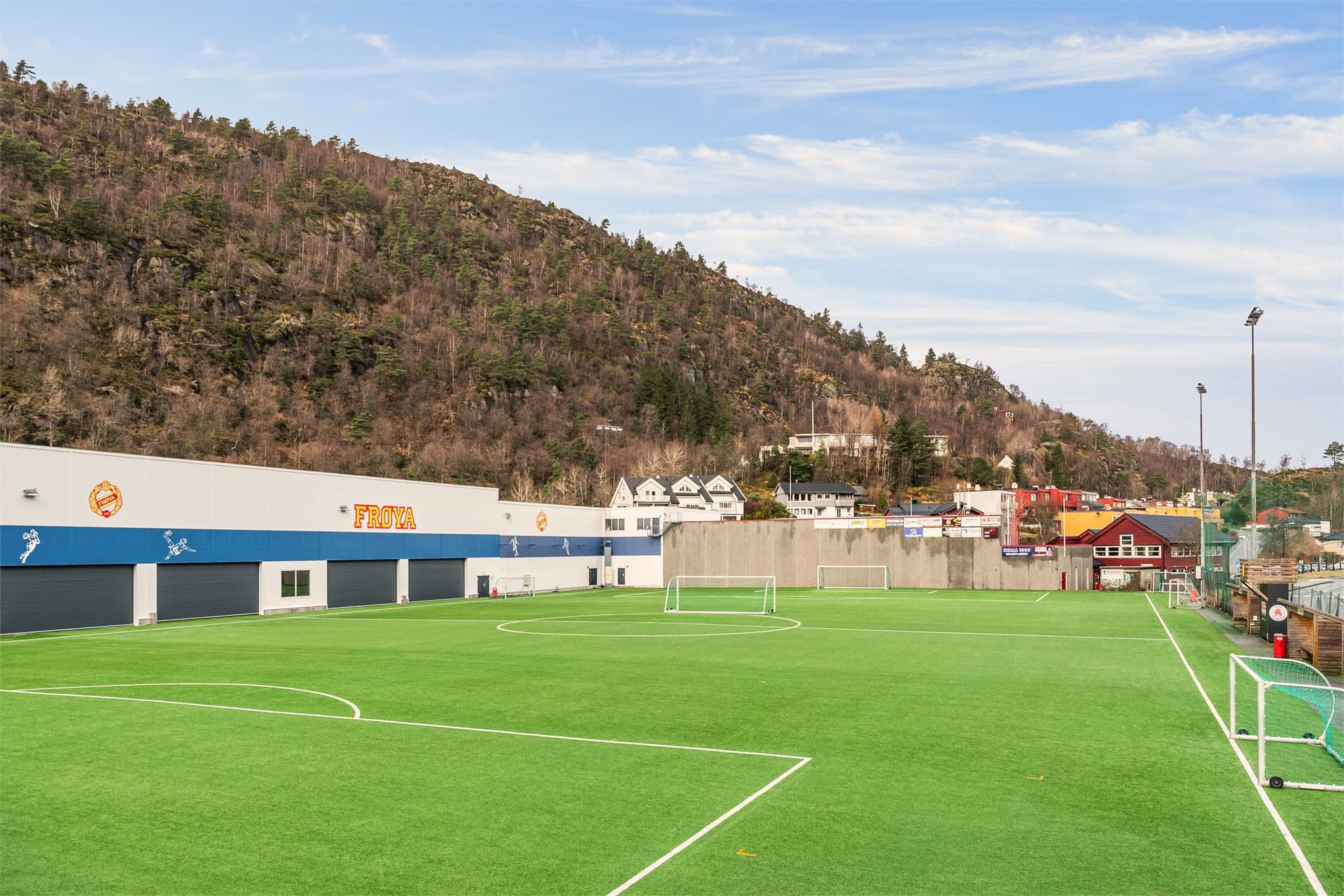 - Idrettsanlegg og fritidstilbud som Frøya arena er også innen kort avstand fra boligen -