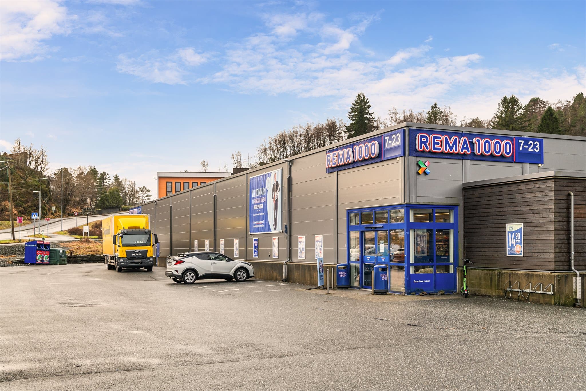 - Rema 1000 Melkeplassen finner man kun en 9 minutters spasertur unna -