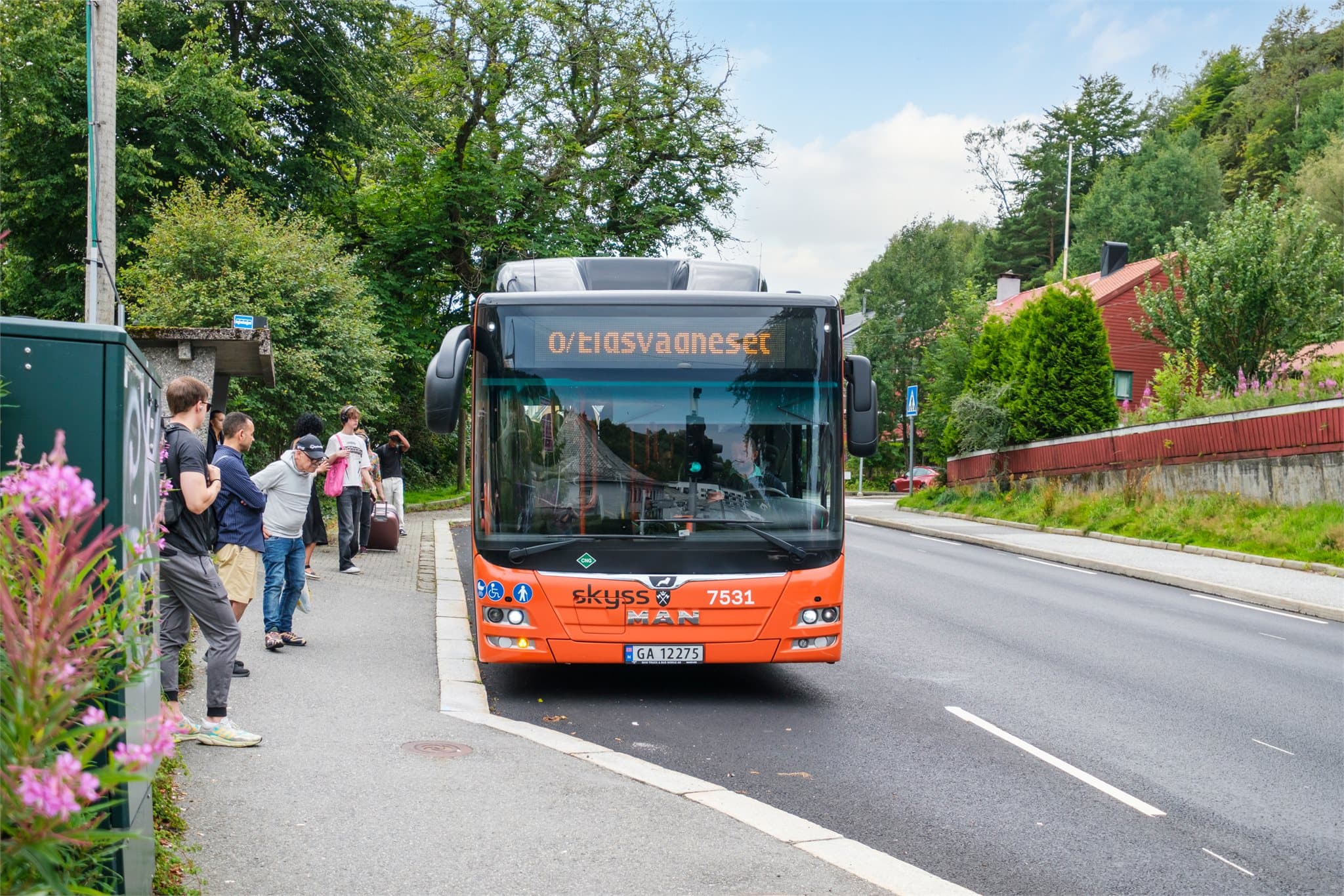 - Det er enkel adkomst til utdanningsinstitusjoner via buss. Bussholdeplass kun 1 min unna leiligheten hvor linje 85 går -