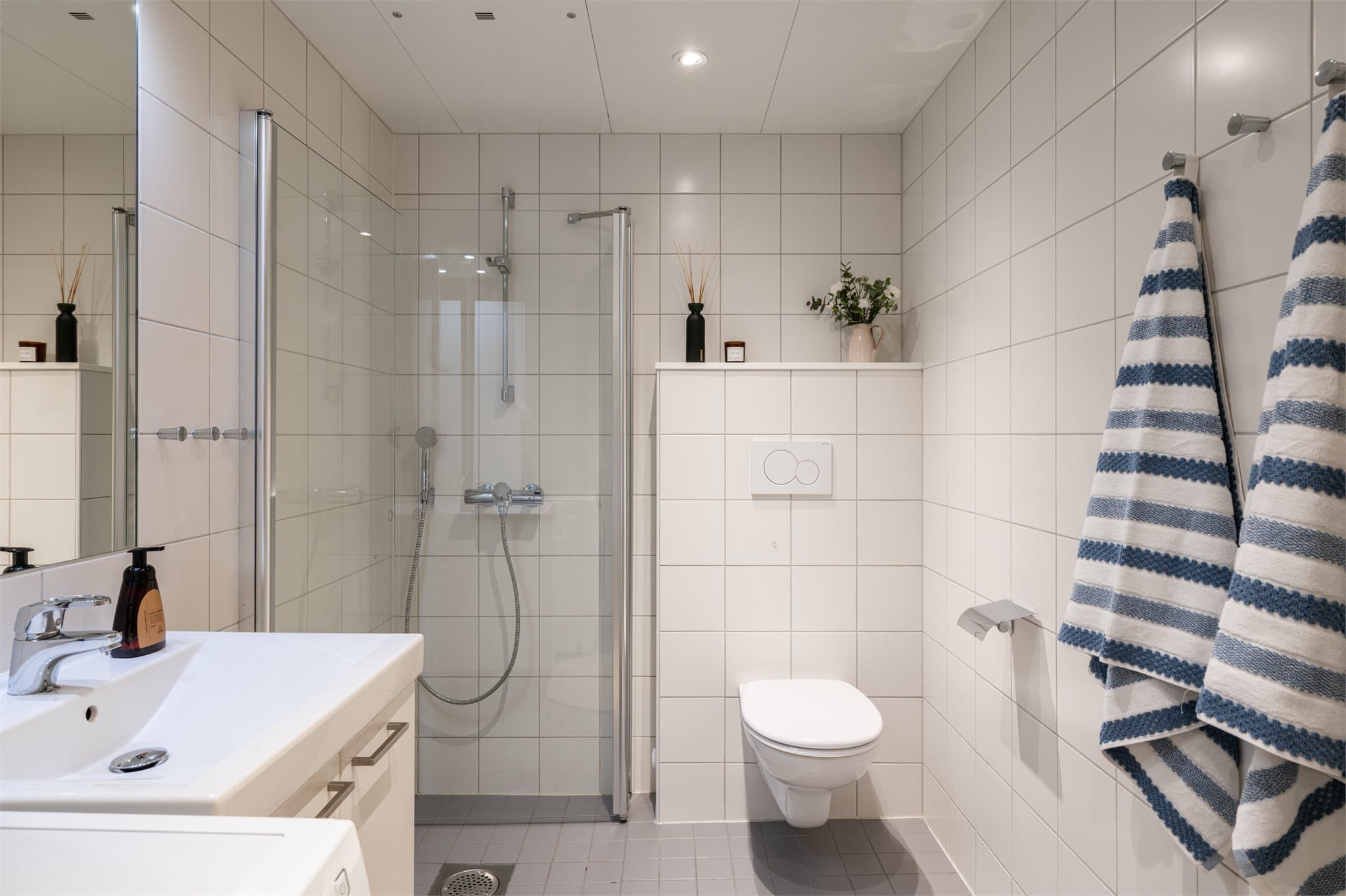 Romslig bad med varmekabler i gulvet som sørger for ekstra komfort i hverdagen.