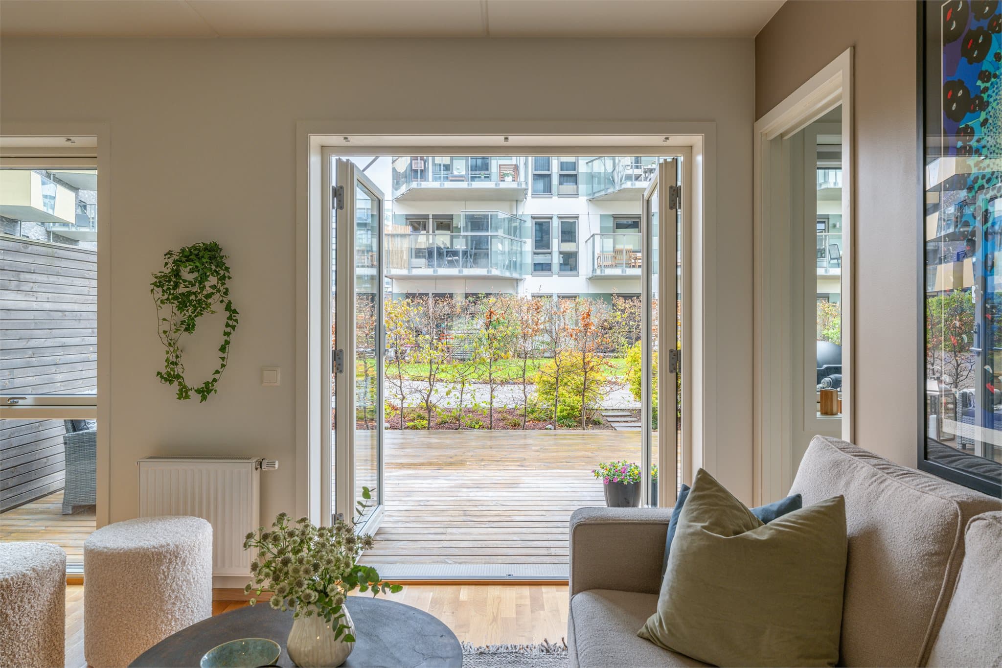 Store vindusflater slipper inn rikelig med naturlig lys til stuen.