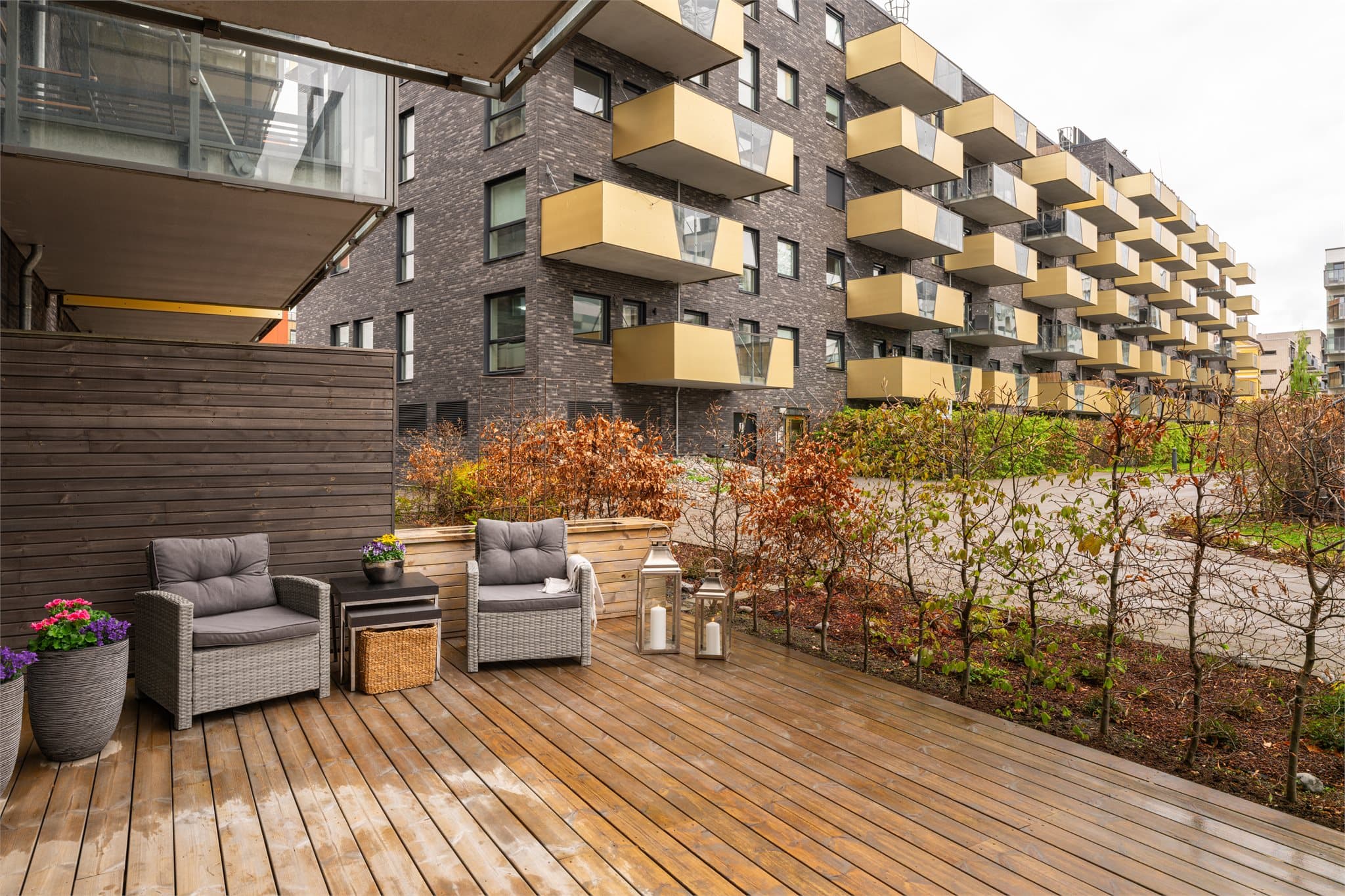 På vår- og sommerhalvåret blir terrassen som en naturlig forlengelse av stuen.