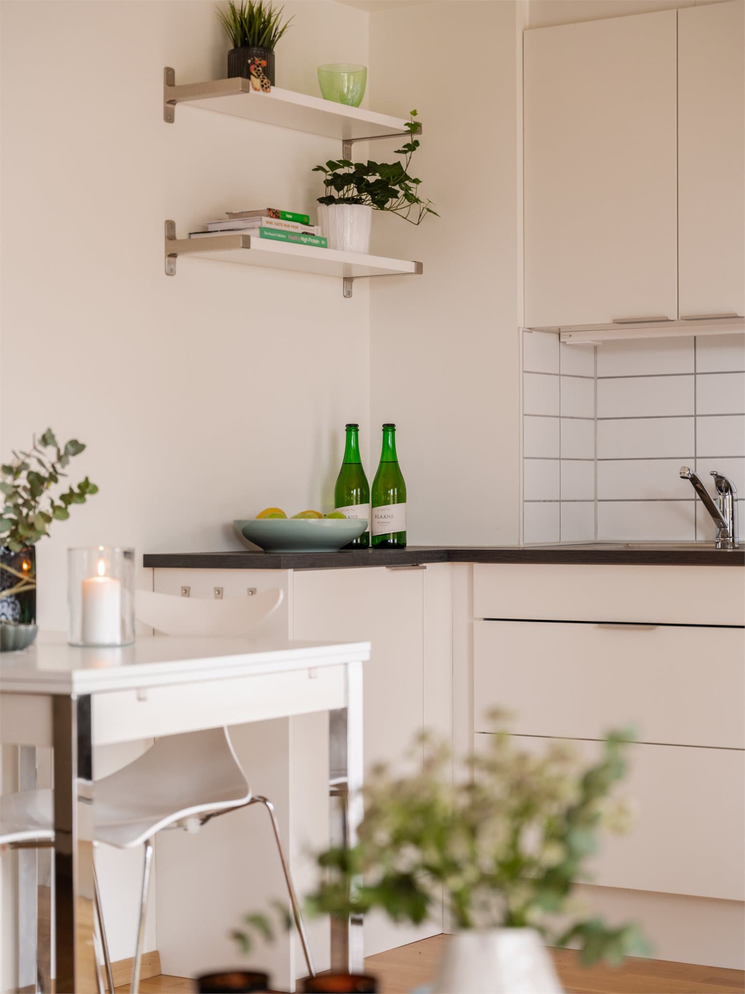 Leiligheten varmes opp via radiatorer tilknyttet fjernvarme.