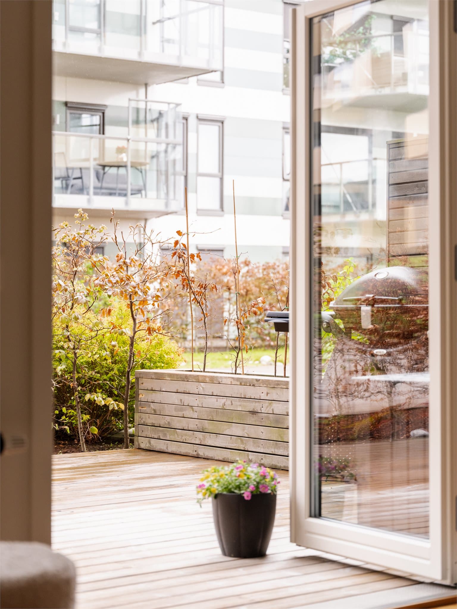Fra stuen er det utgang til en romslig markterrasse på hele 25 m².