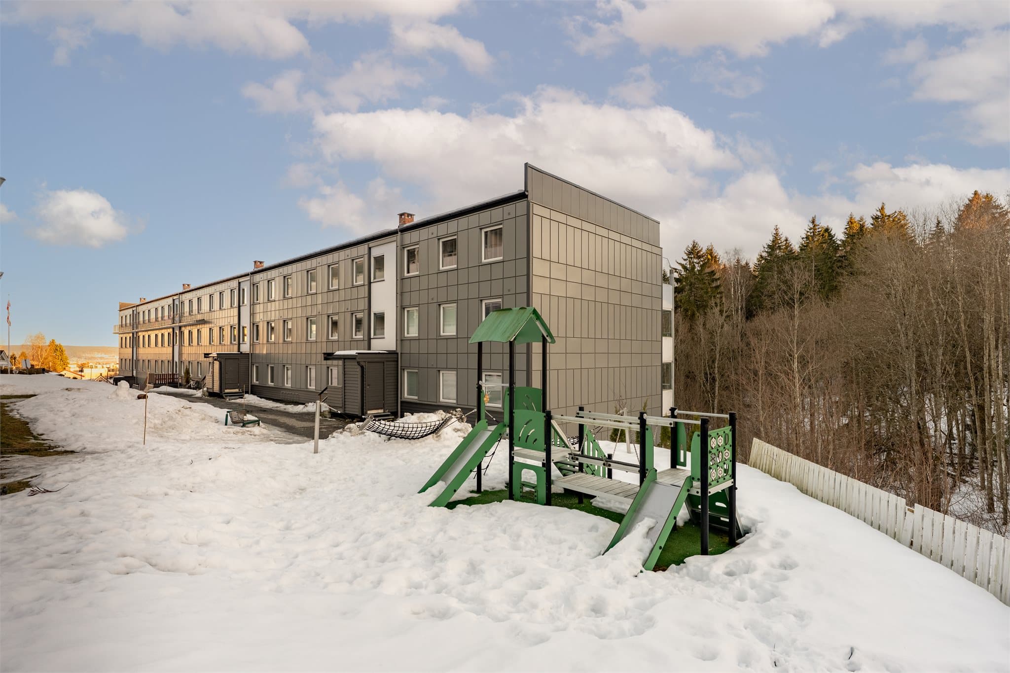 Her bor du med nærhet til turområder, barnehager, skoler og svømmehall, samt kort vei til buss, butikker og idrettsanlegg.