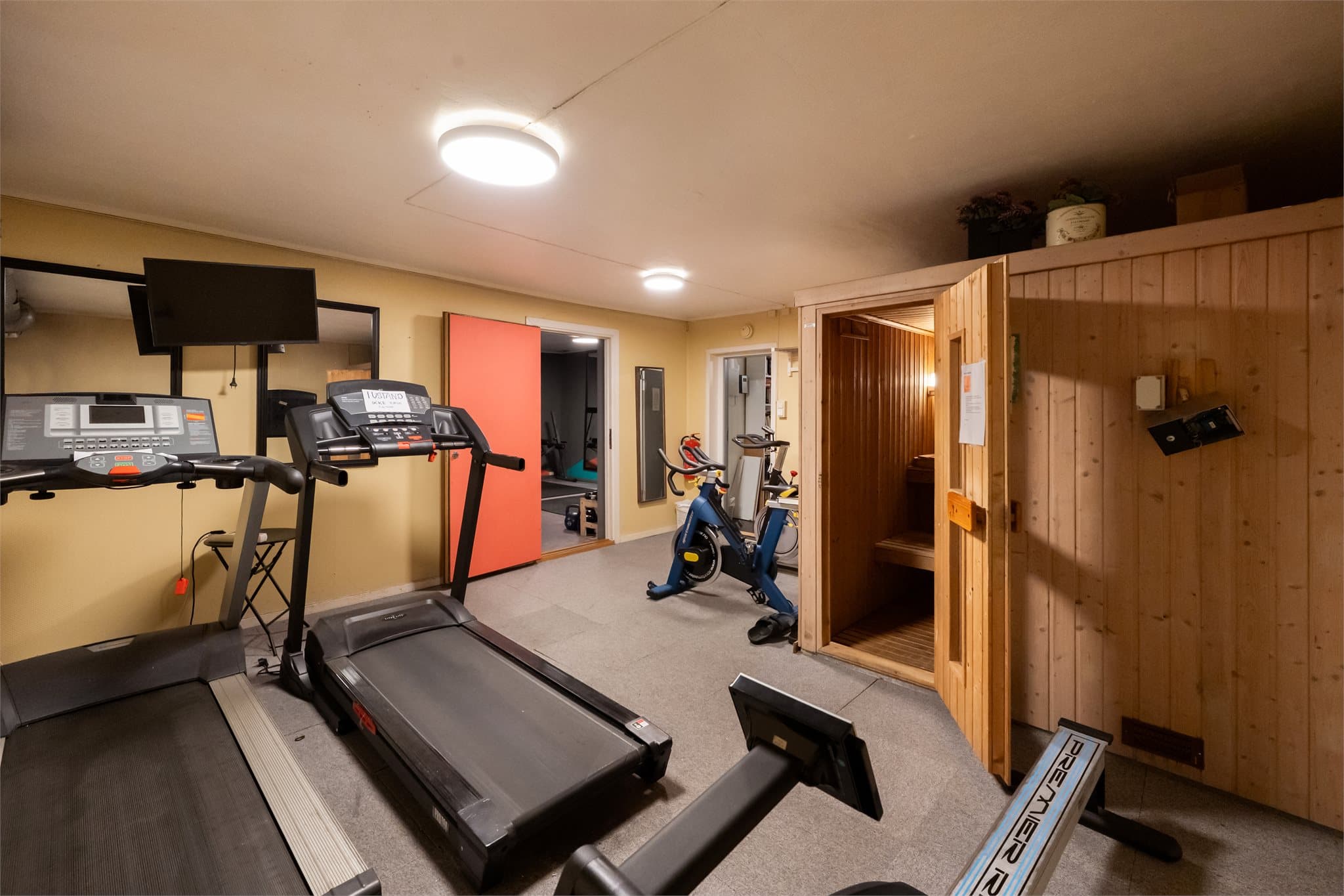 Som beboer har du også tilgang til felles fasiliteter i underetasjen, inkludert trimrom, badstue og vaskerom - praktiske og verdifulle tillegg som bidrar til en mer komfortabel og aktiv livsstil.