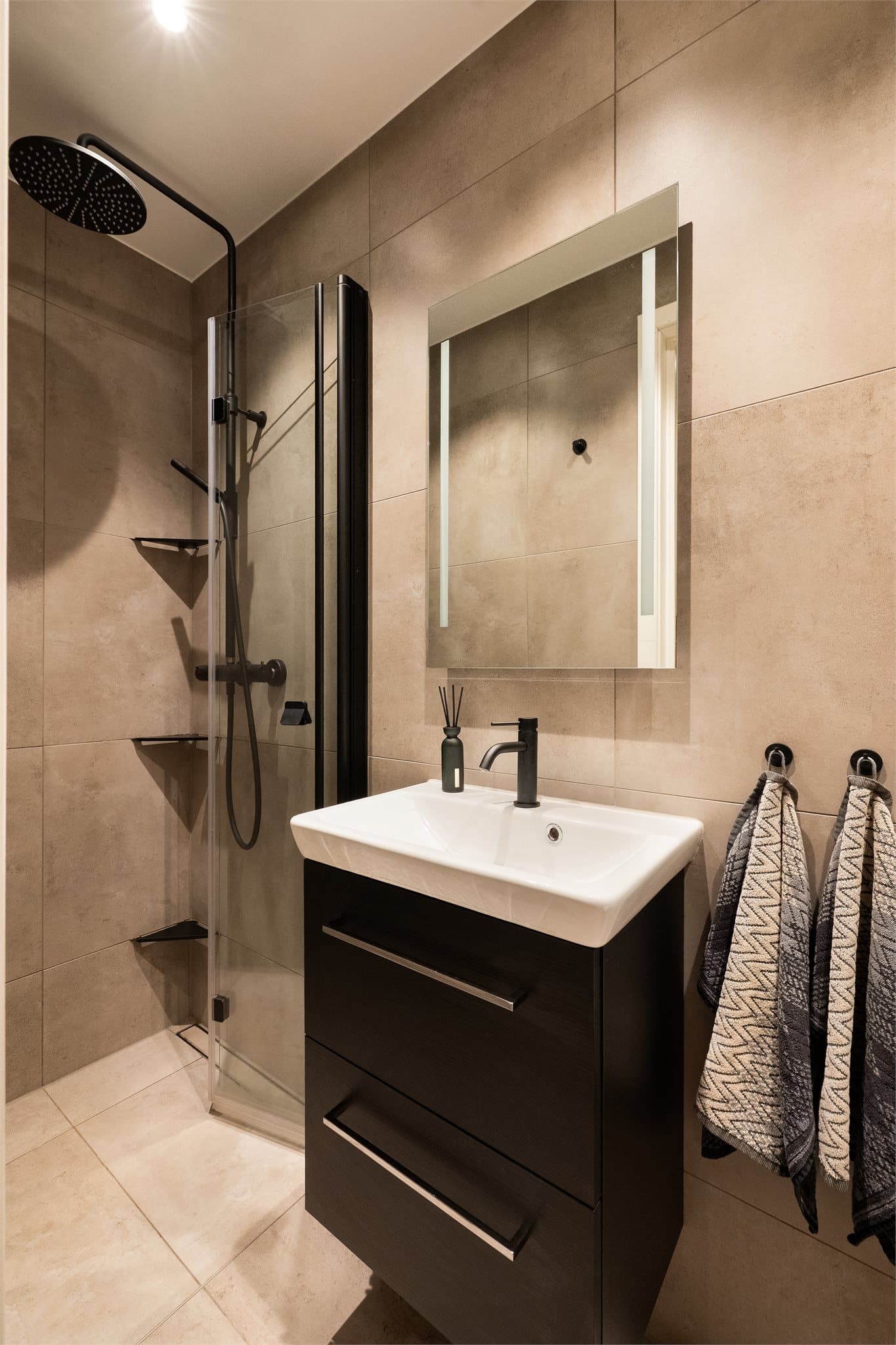 Moderne, helfliset baderom m/gulvvarme som ble totalrenovert i 2023.