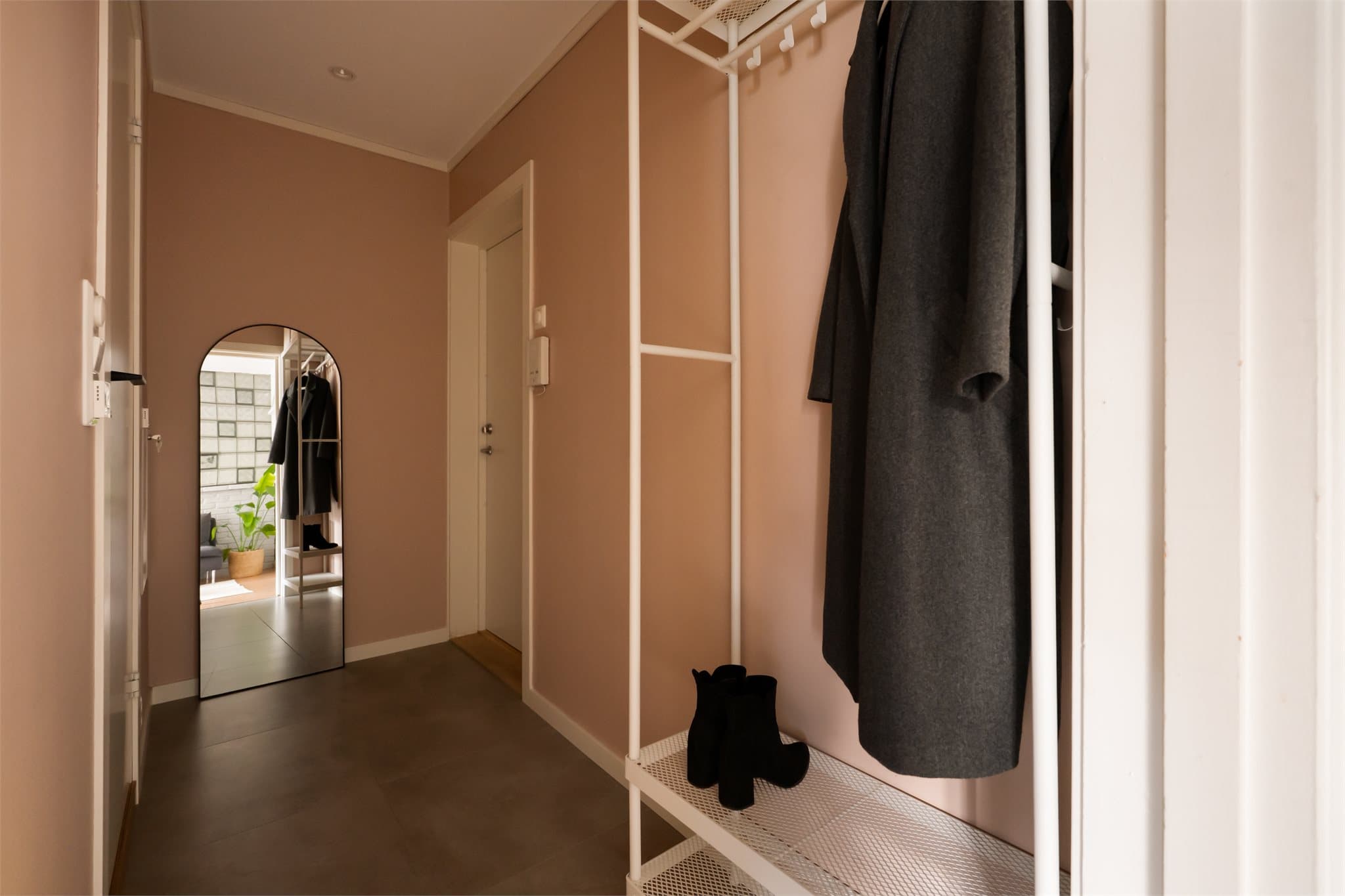 Velkommen inn! Entreen ble pusset opp i 2023 med nye overflater, og rommet fremstår tidsriktig og moderne.