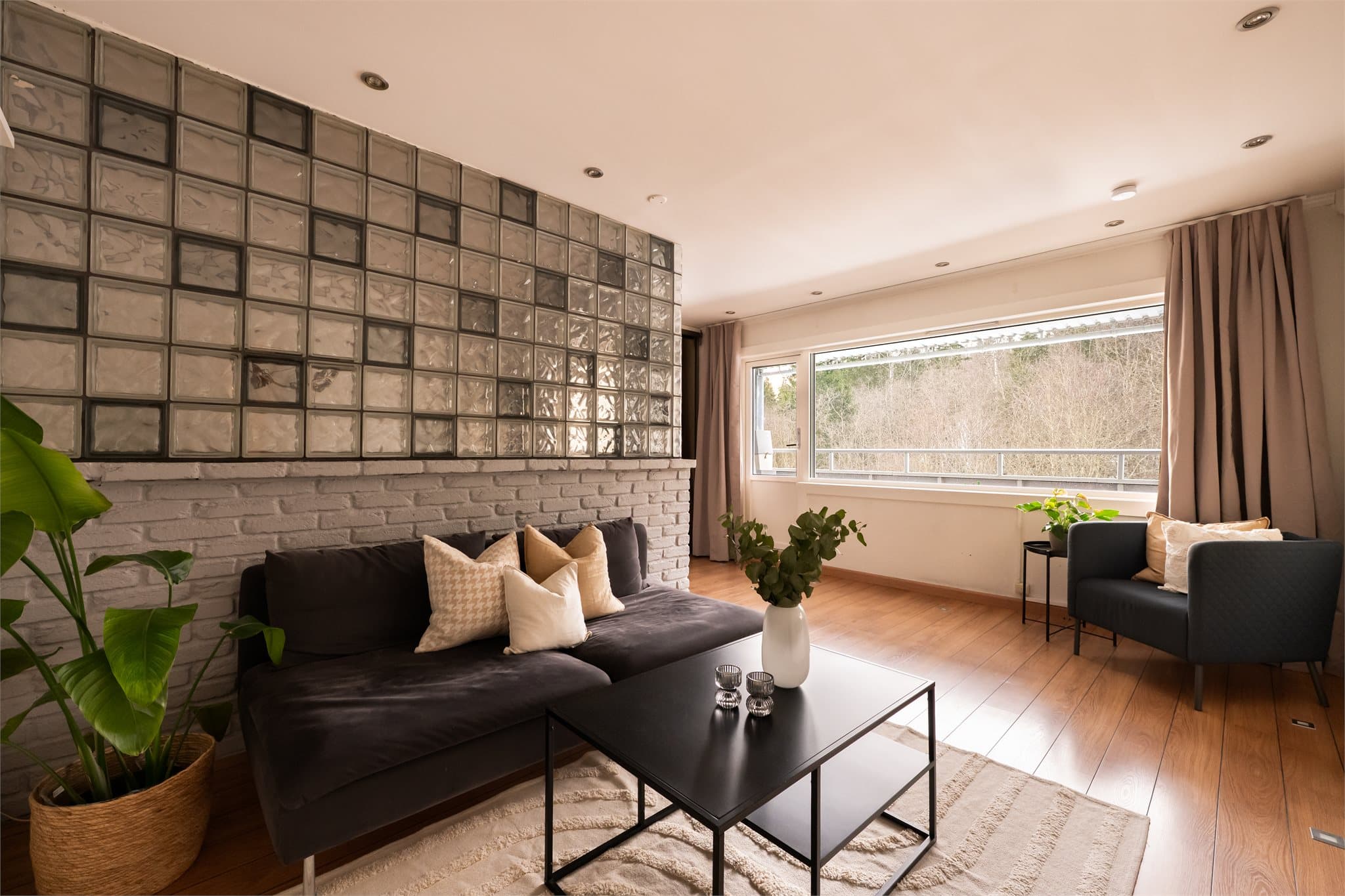 Det er store vindusflater som slipper inn godt med lys.