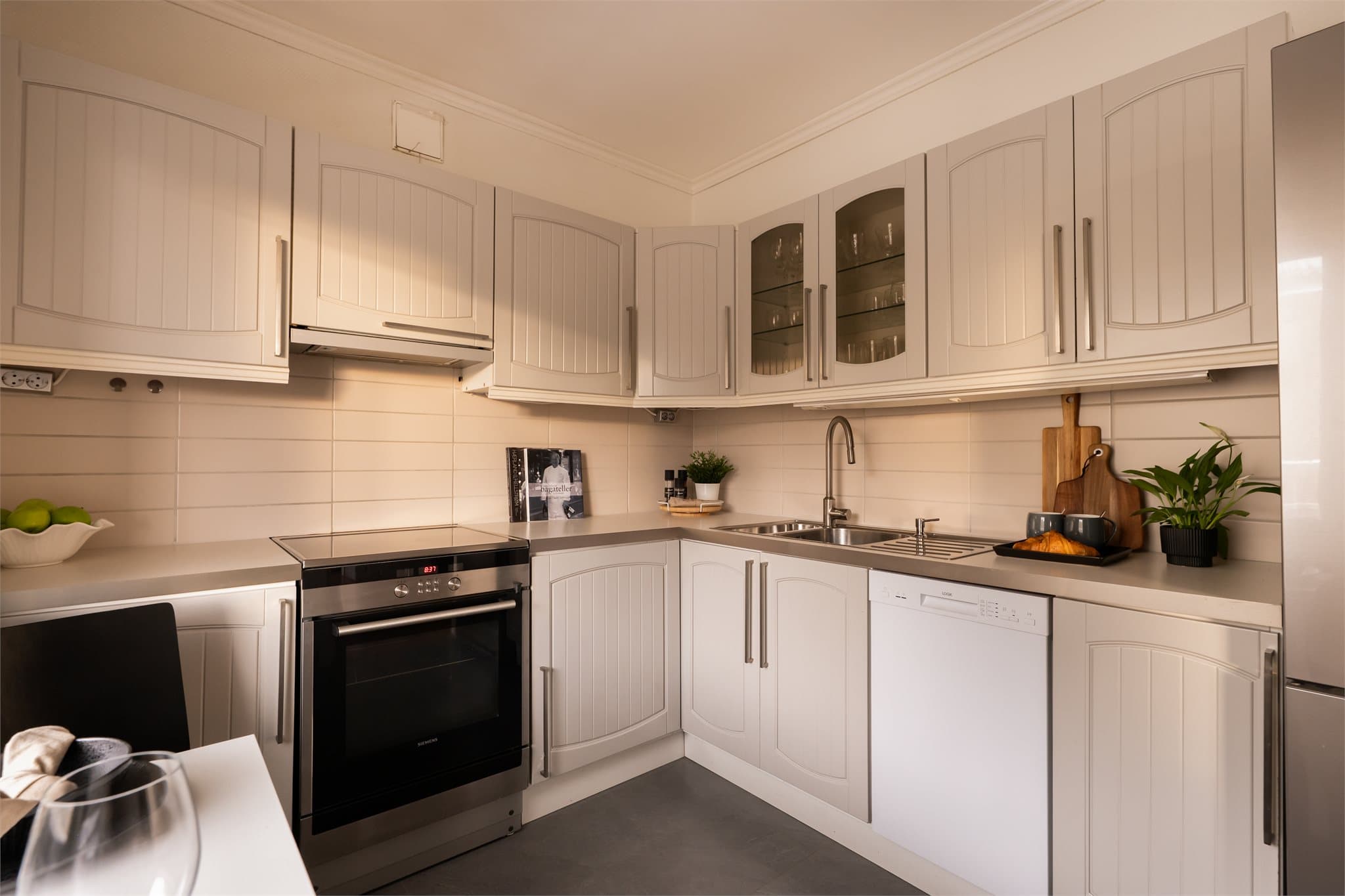 Kjøkkenet har opplegg for frittstående oppvaskmaskin (smal variant), komfyr med platetopp og frittstående kjøl/fryseskap. Disse medfølger.