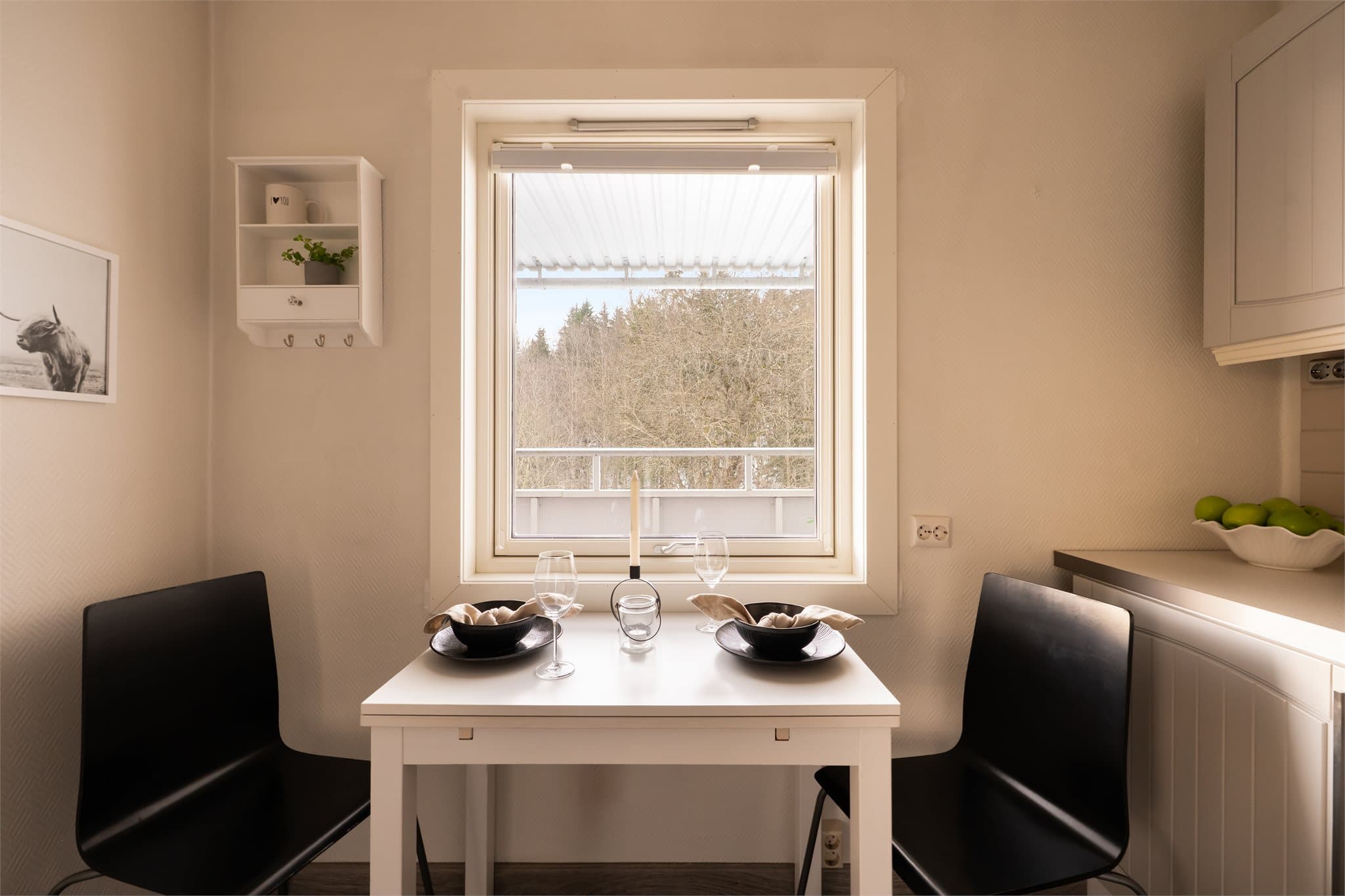 Det er plass til egen spisegruppe ved kjøkkenvinduet.