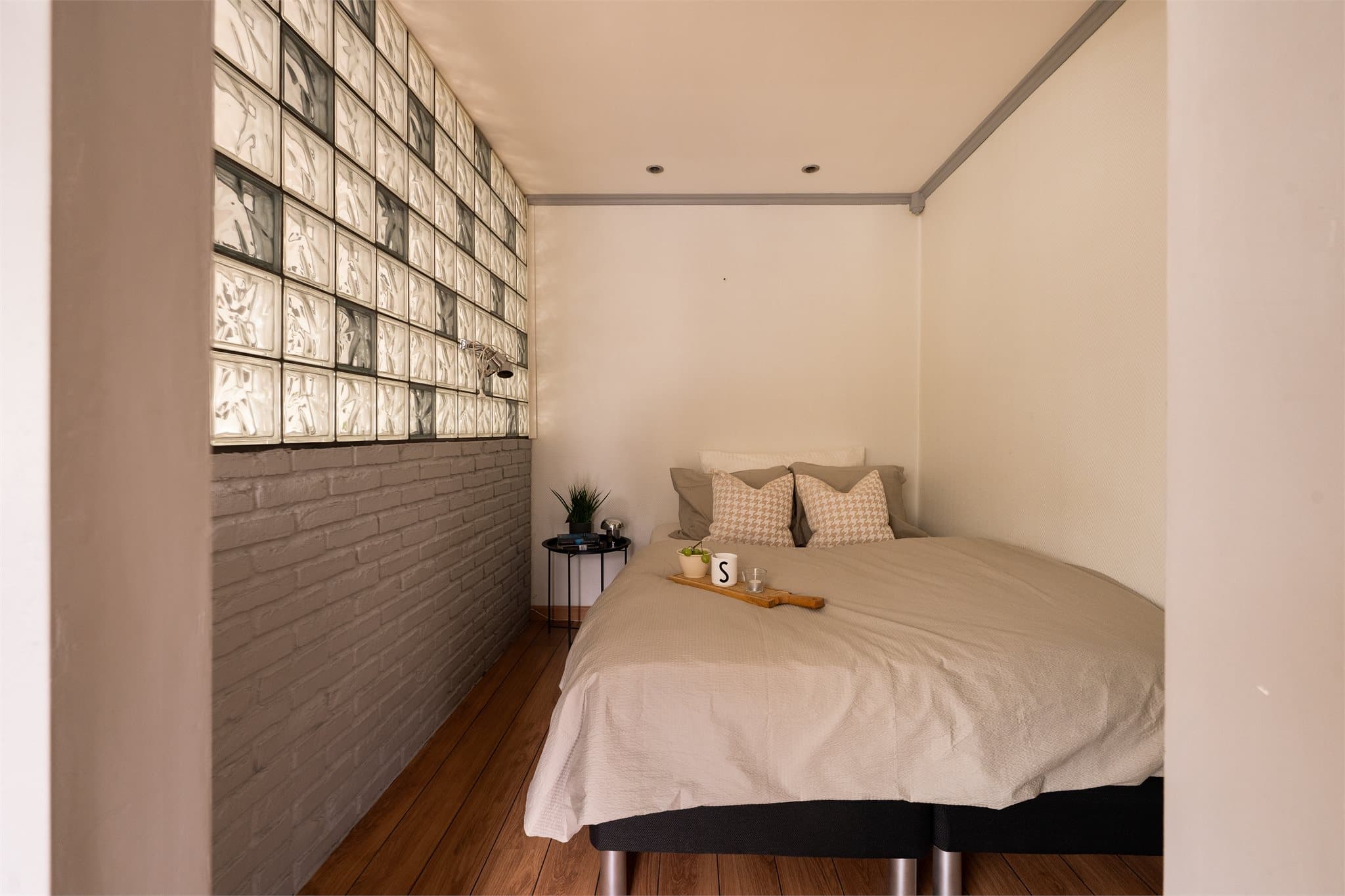 I alkoven er det god plass til seng, nattbord og kommode.