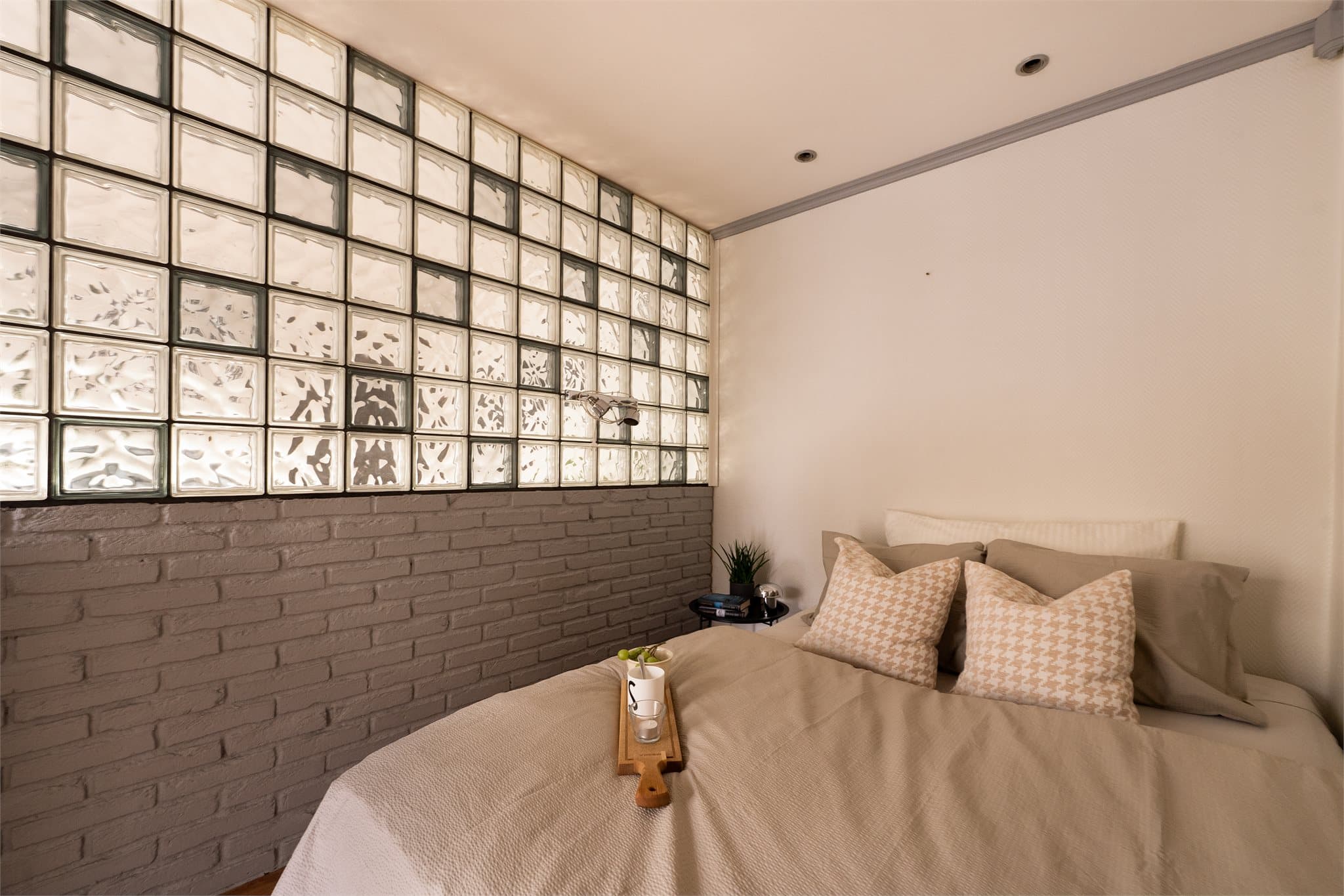 Rett utenfor alkoven er det skyvedørsgarderobe som tilbyr godt med oppbevaringsplass. I tillegg disponerer leiligheten en ekstern bod i samme etasje..