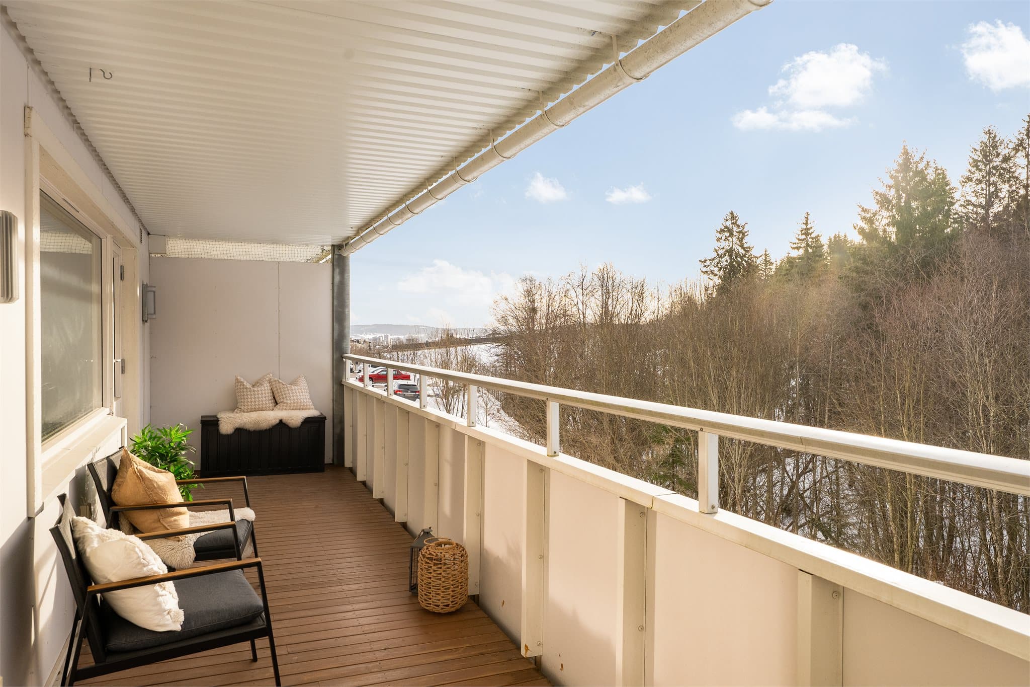 På balkongen sitter du fint og skjermet til.