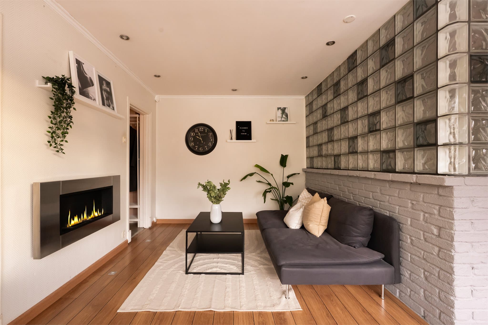 I stuen har du plass til sofa, bord og tv-møblement. Med de lyse overflatene er det enkelt å sette sitt personlige preg på leiligheten.