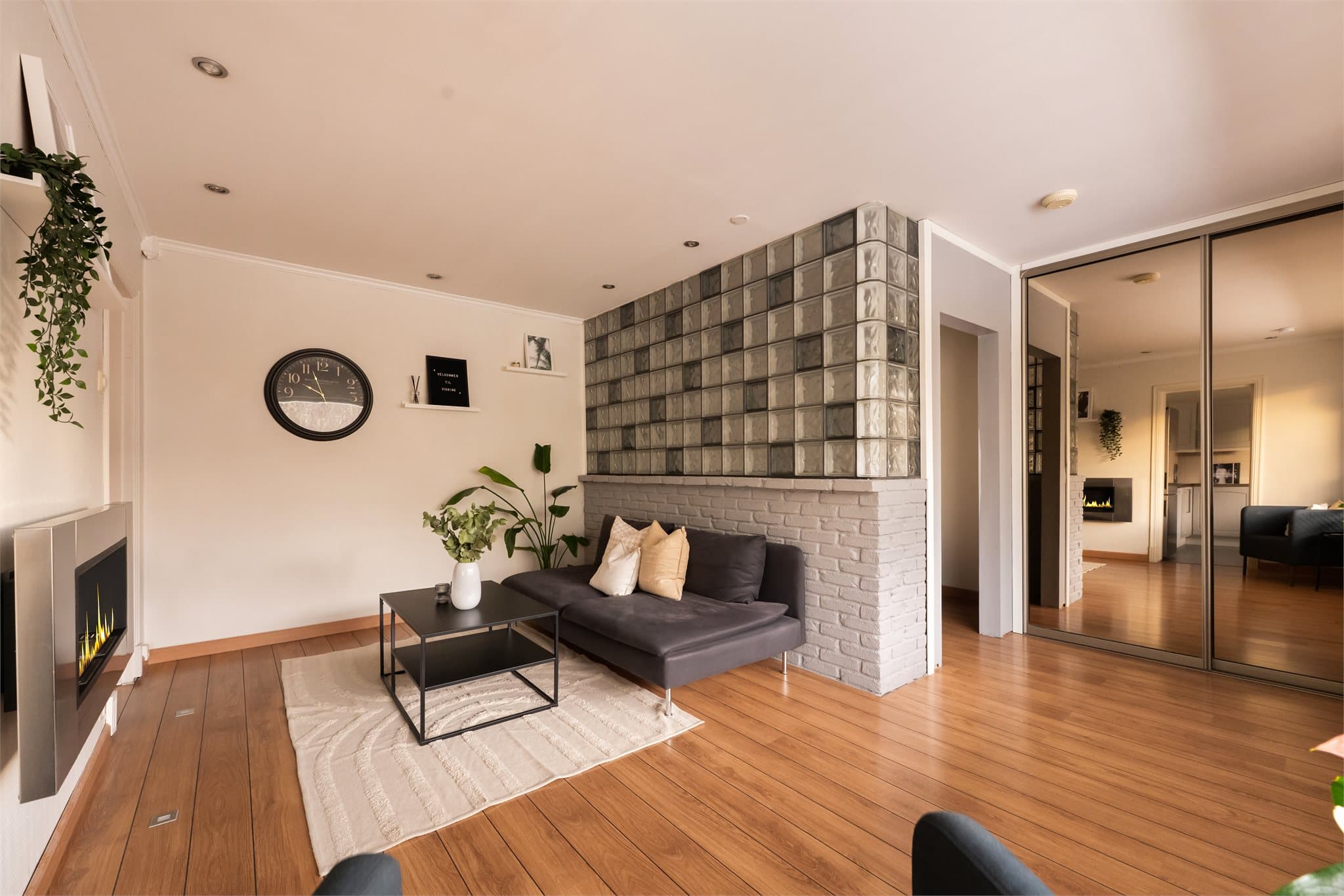 Skyvedørsgarderobe med speilfronter som tilbyr godt med oppbevaringsplass.