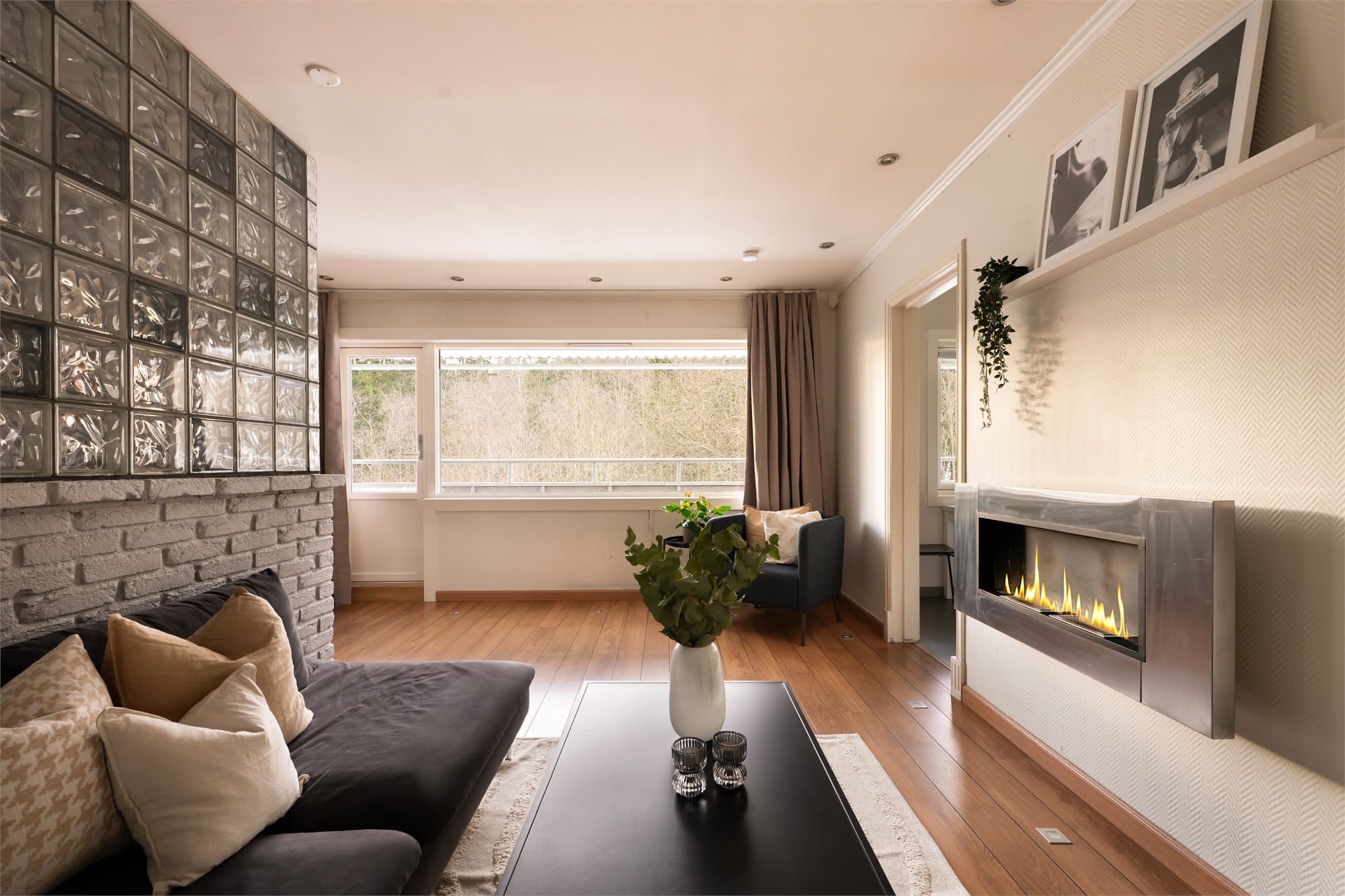 Vegghengt biopeis som sørger for hyggelig atmosfære og kos. Gjøres oppmerksom på at flammer er redigert inn i peisen, og kan være avvik fra virkeligheten.