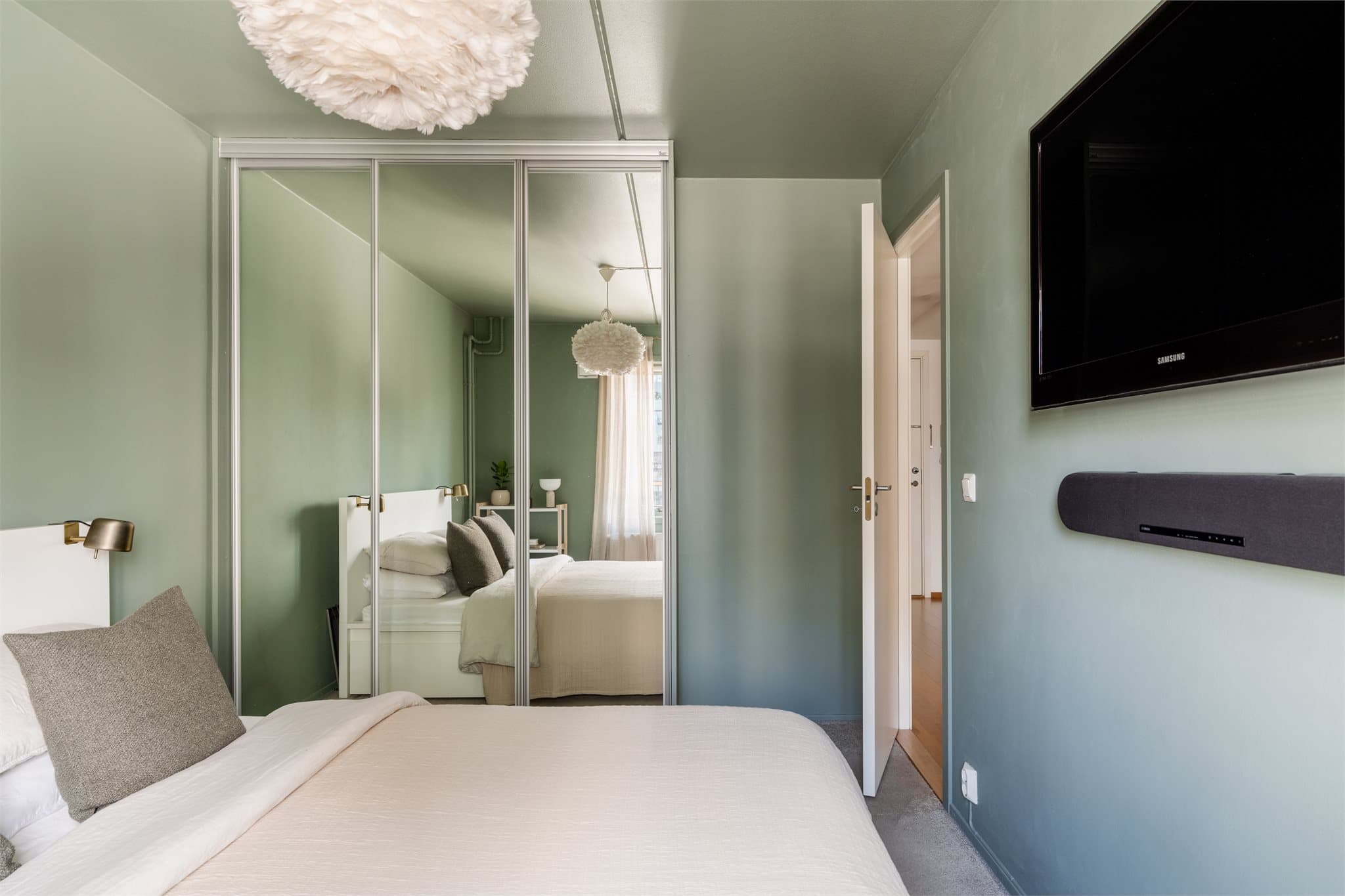 En stor skyvedørsgarderobe med speilfronter gir rikelig med oppbevaringsplass.
