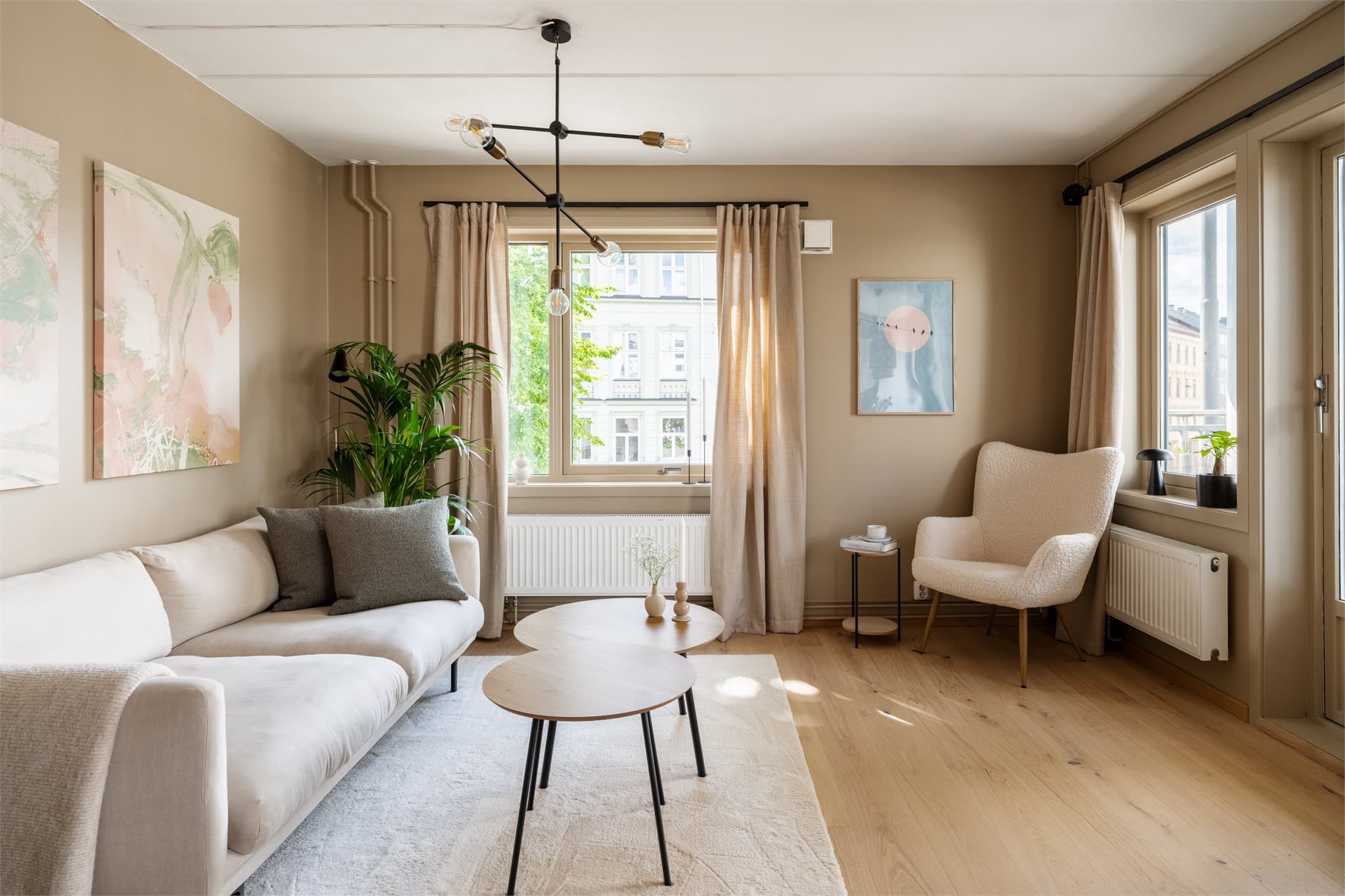 Som hjørneleilighet får boligen rikelig med dagslys fra to sider.