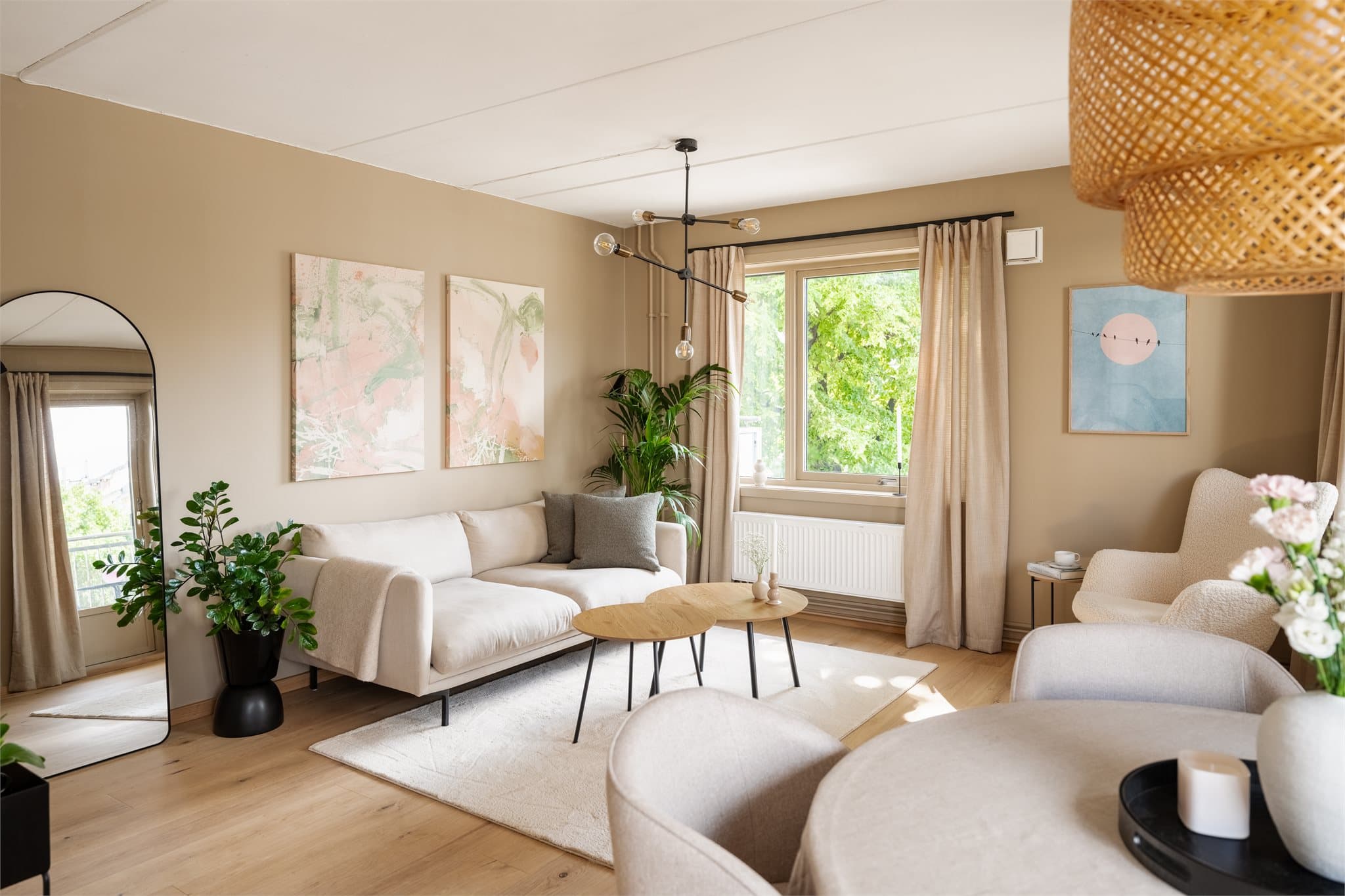 Spiseplassen er et naturlig samlingspunkt mellom stuen og kjøkkenet, med plass til et rundt spisebord.