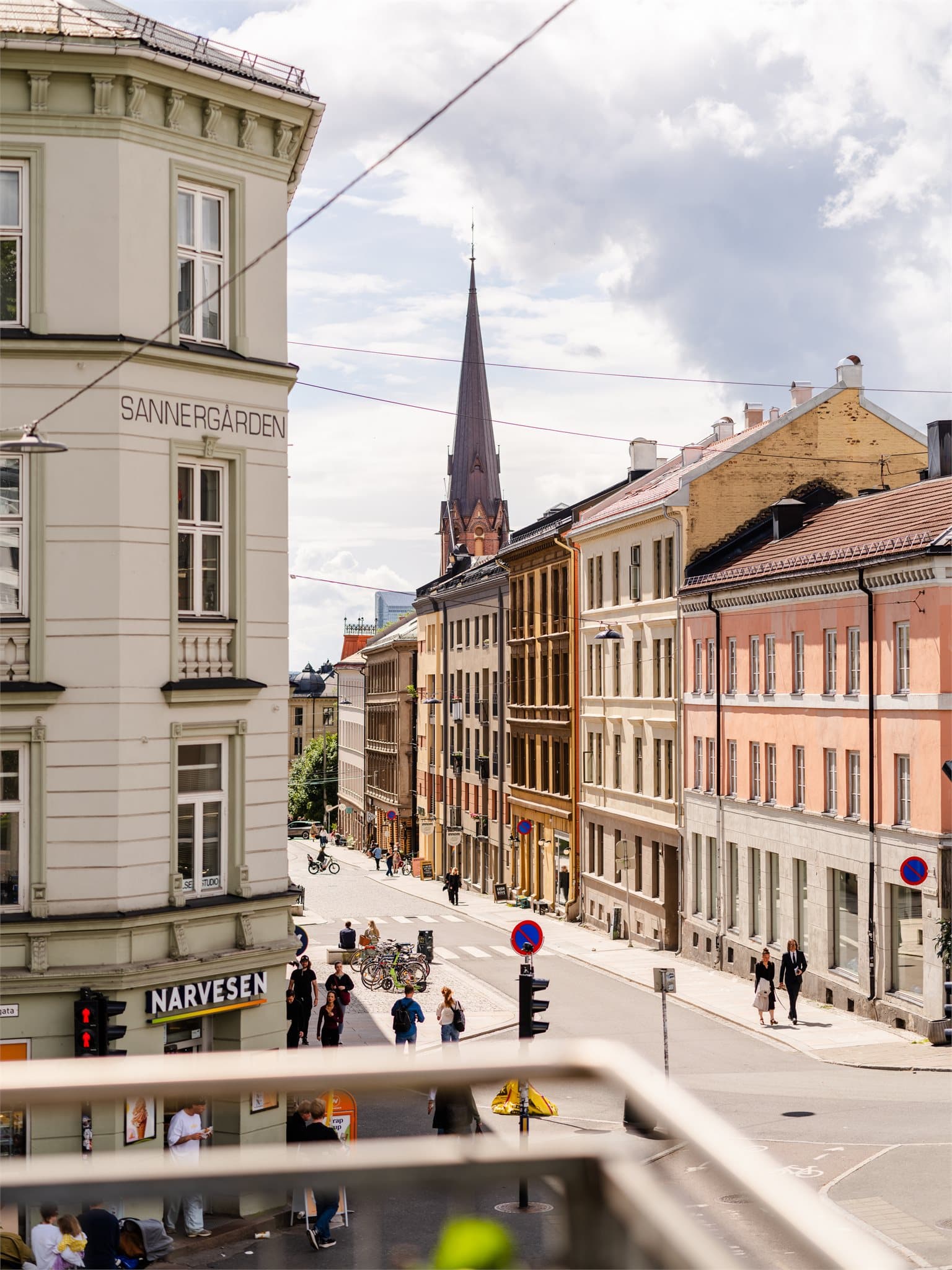 Fra balkongen ser du ned mot Sannergata og det yrende livet på Grünerløkka.
