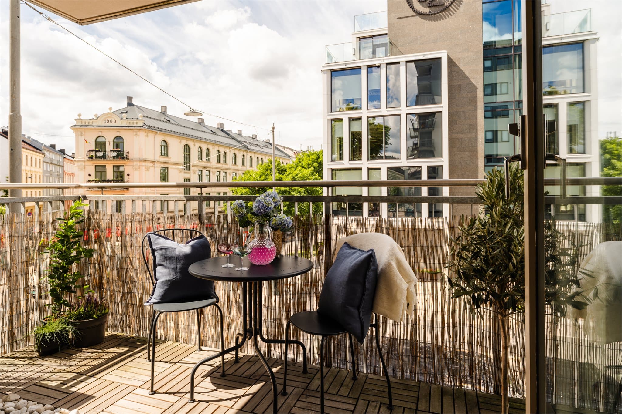 Leiligheten har en sydvestvendt balkong med gode solforhold og plass til en hyggelig sittegruppe.