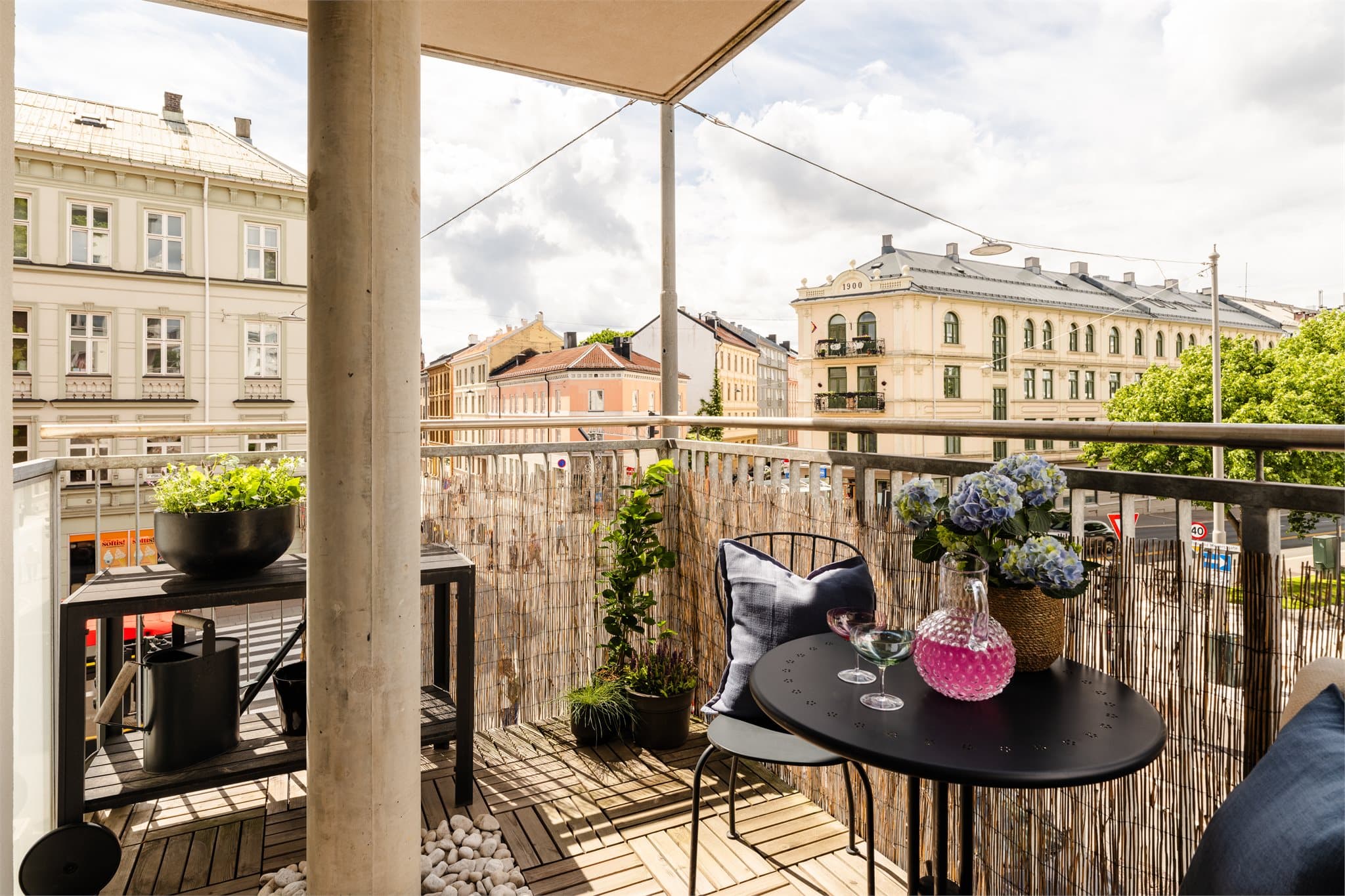 Balkongen er på ca. 7 m² og gir full oversikt over bylivet.
