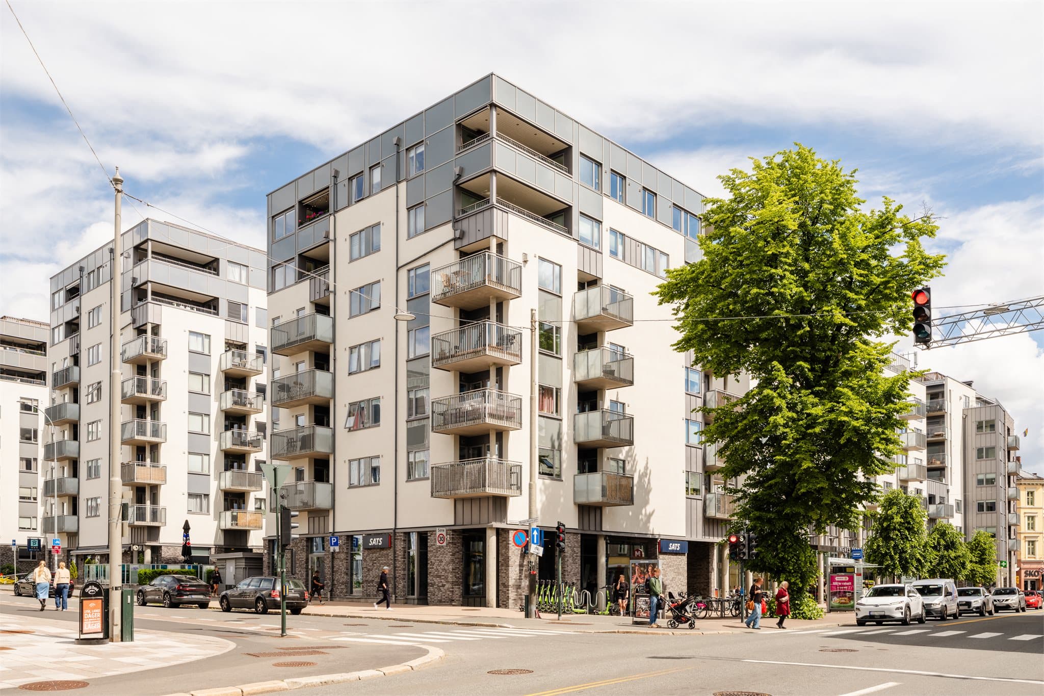 Leiligheten ligger i et moderne leilighetsbygg fra 2009 med heis.