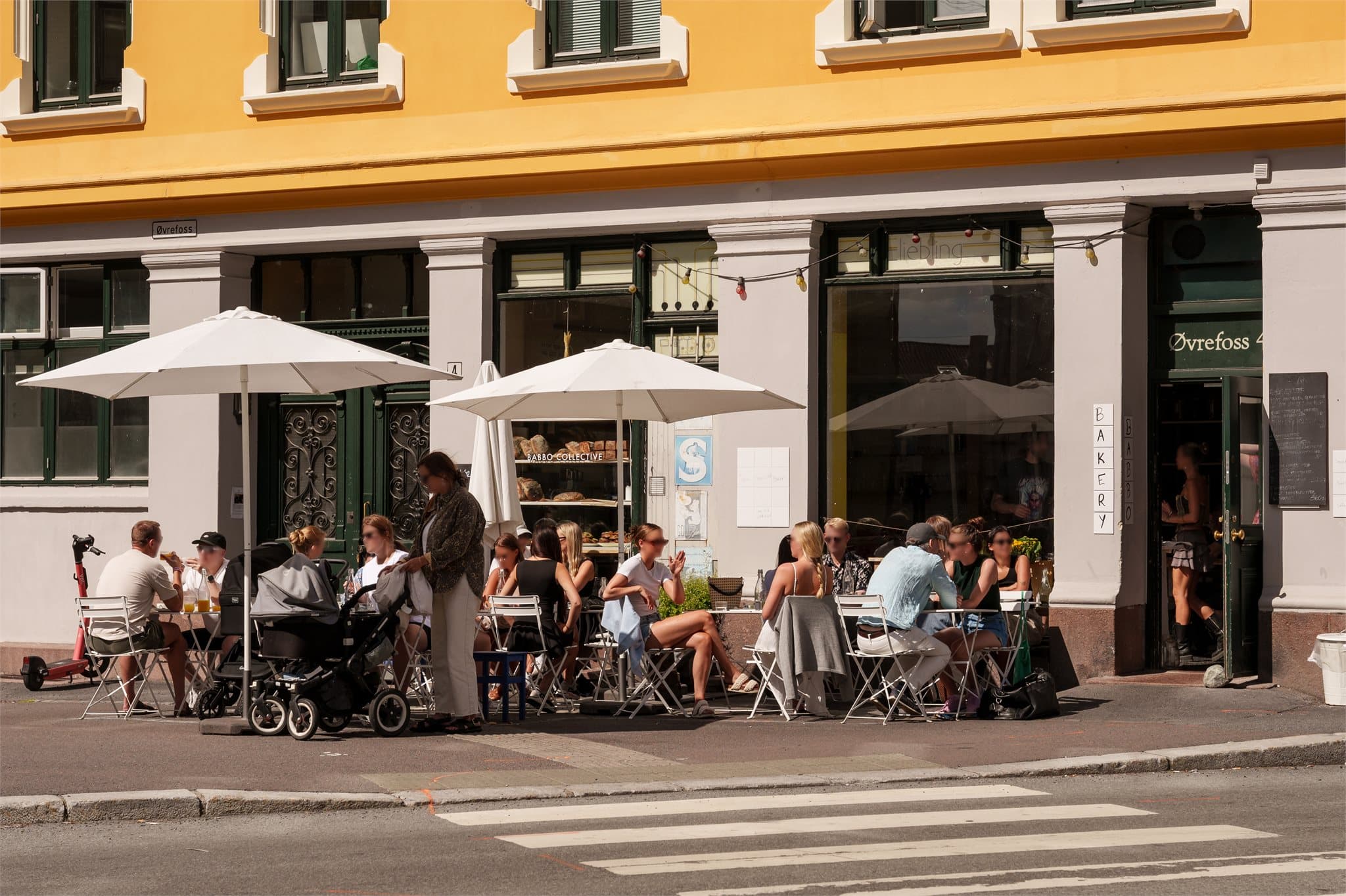Grünerløkka er kjent for sitt pulserende liv med et rikt utvalg av kafeer og nisjebutikker.