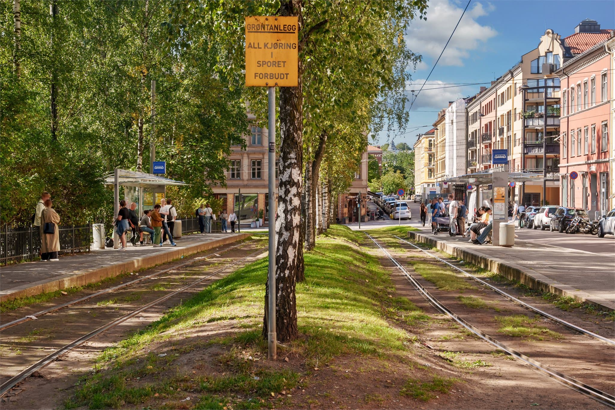 Kollektivknutepunkt med trikk og buss i umiddelbar nærhet gir enkel tilgang til resten av Oslo.