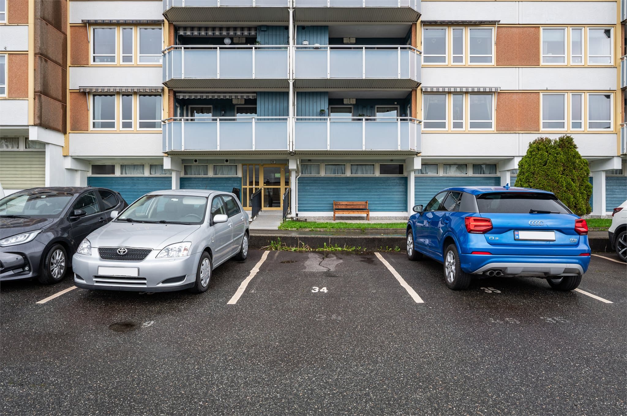 - Tilhørende andelen er det en fast parkeringsplass. Borettslaget har også gjesteparkering -