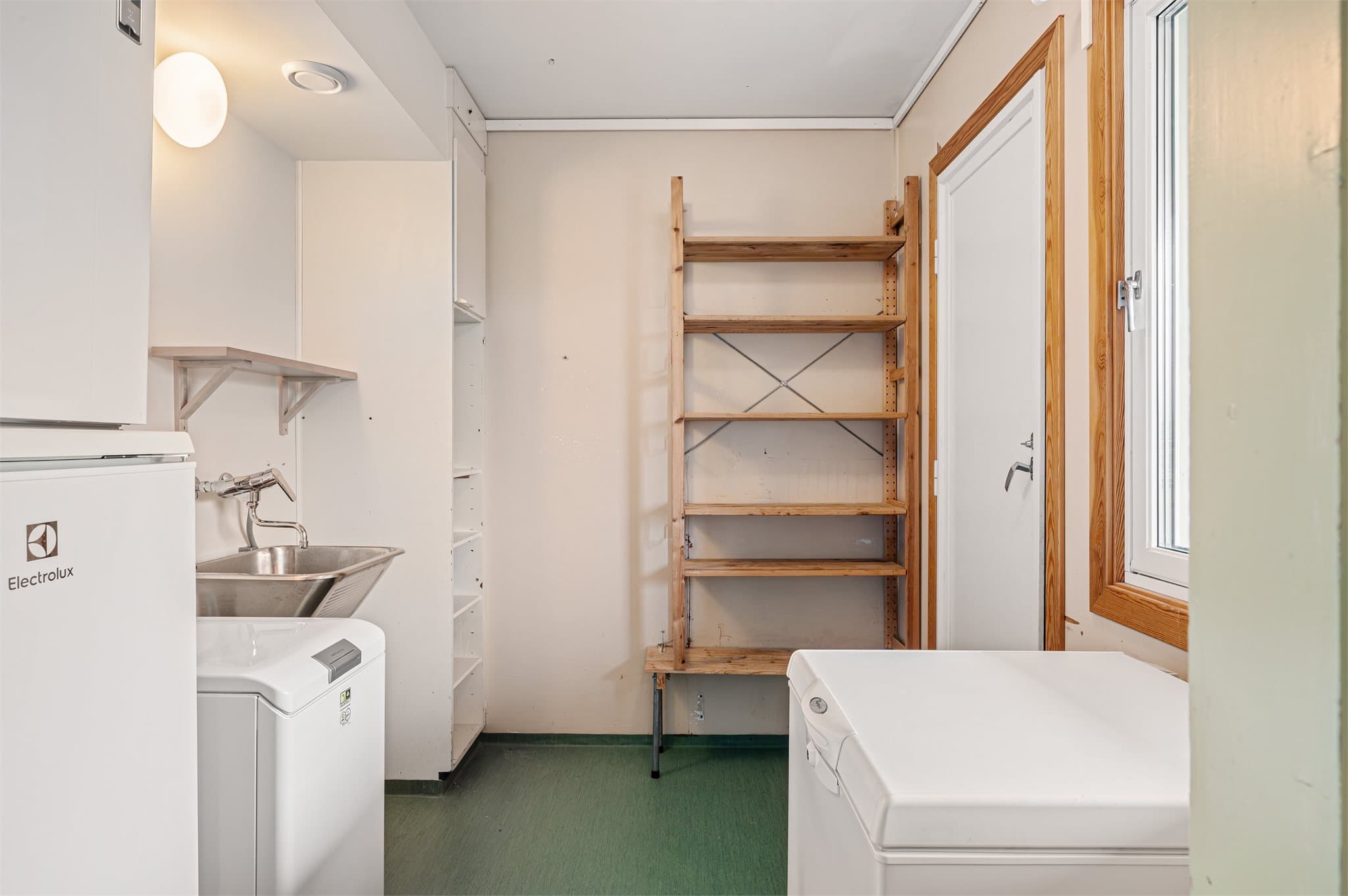 - Rommet er innredet med utslagsvask i stål, opplegg for vaskemaskin, ventilasjonsaggregat og fordelerskap til rør-i-rør. Det er montert lekkasjesensor i gulv, men rommet har ikke sluk. -