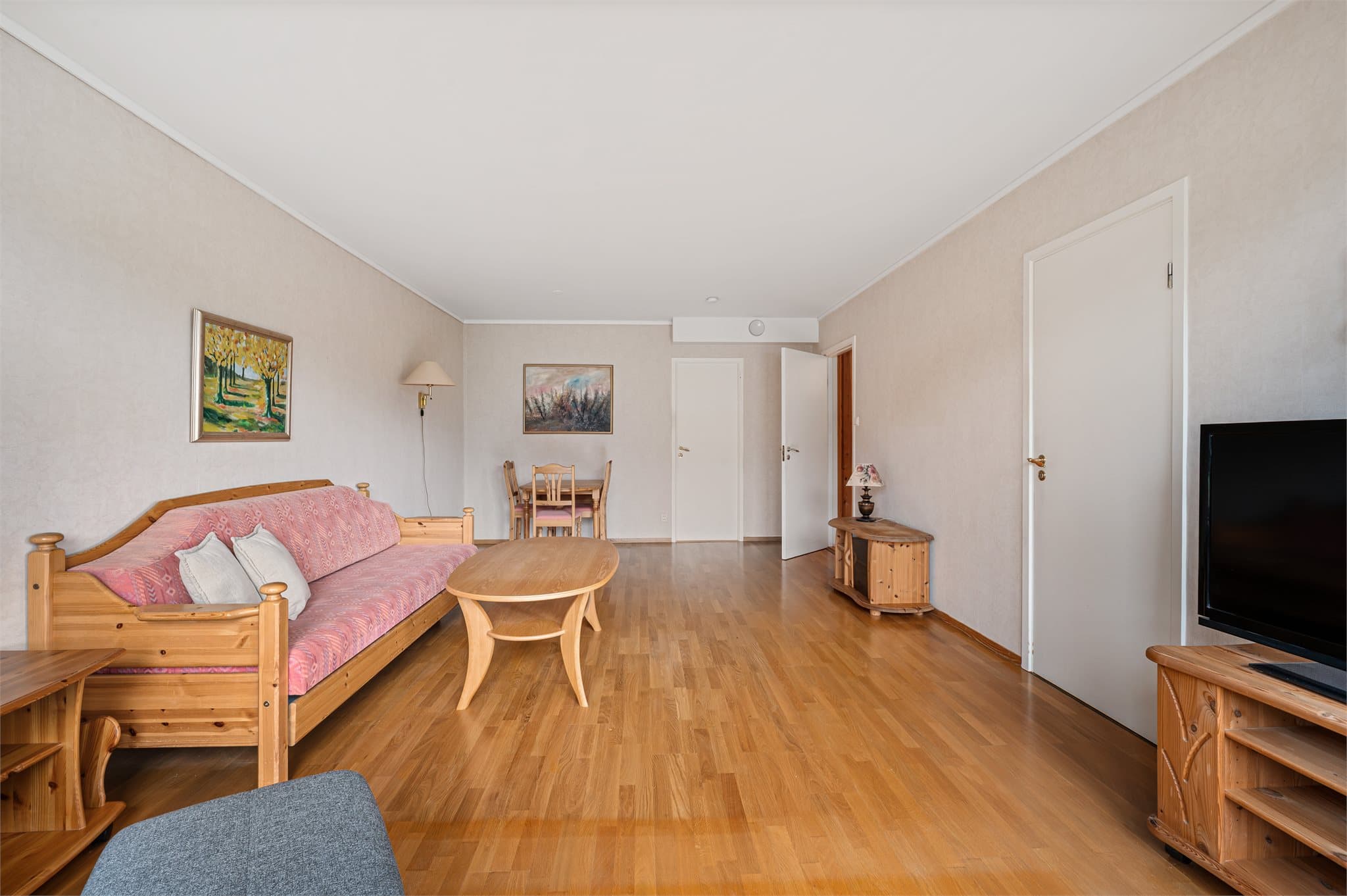 - Stuens utforming gjør det enkelt å innrede med sofa- og spisegruppe i hver sin naturlige sone -