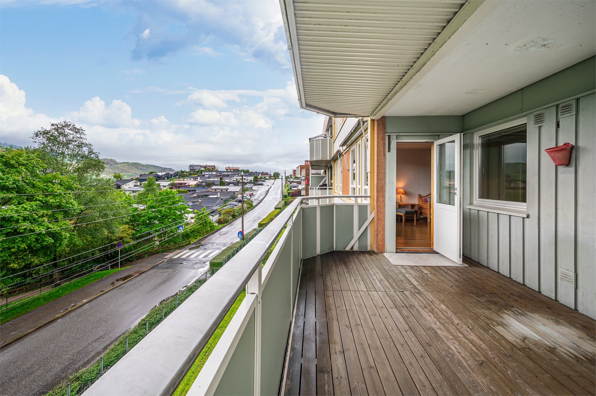- Balkongen måler hele 13,3m² -