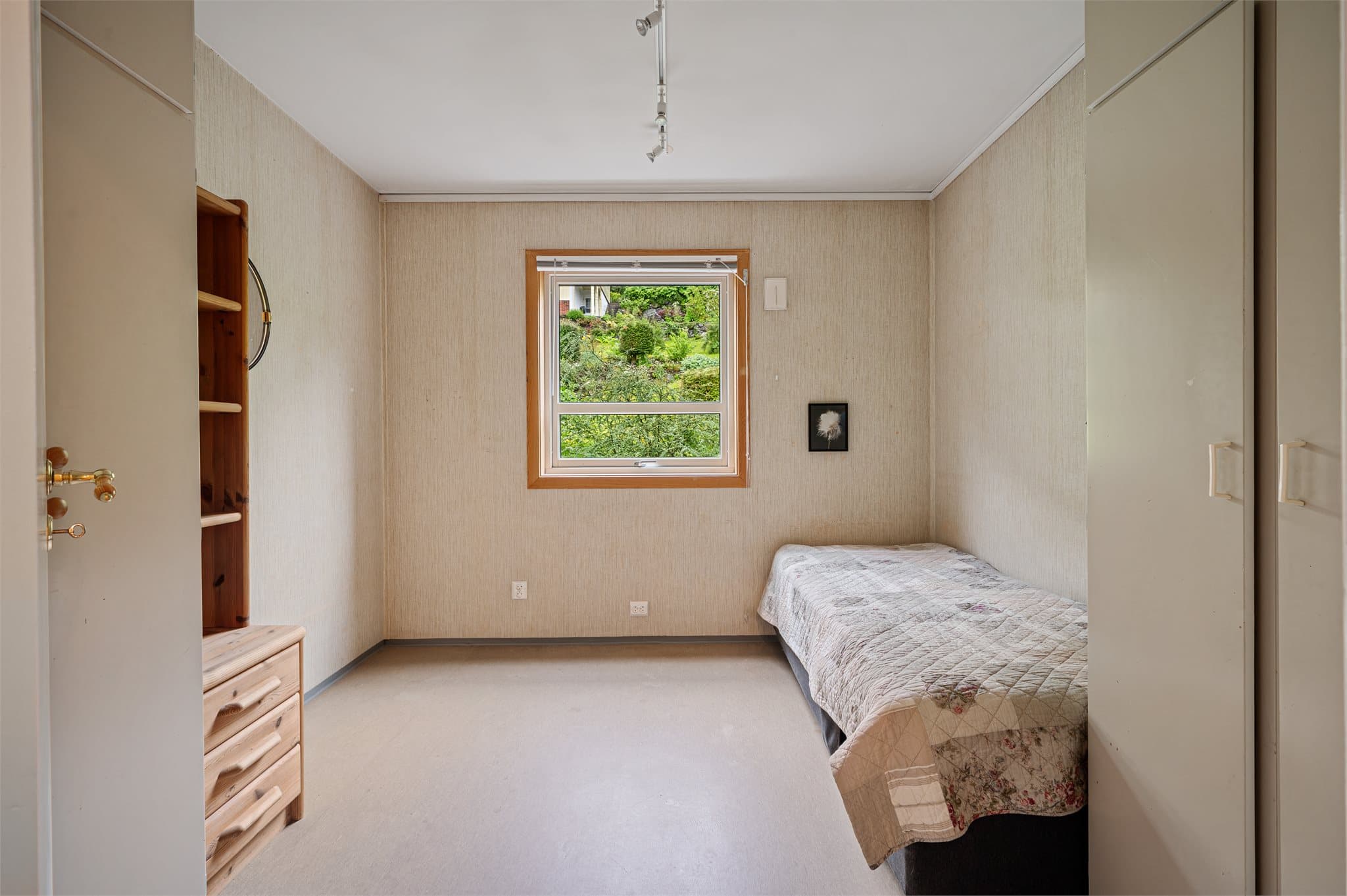 - Boligens andre soverom måler 9,8m² -
