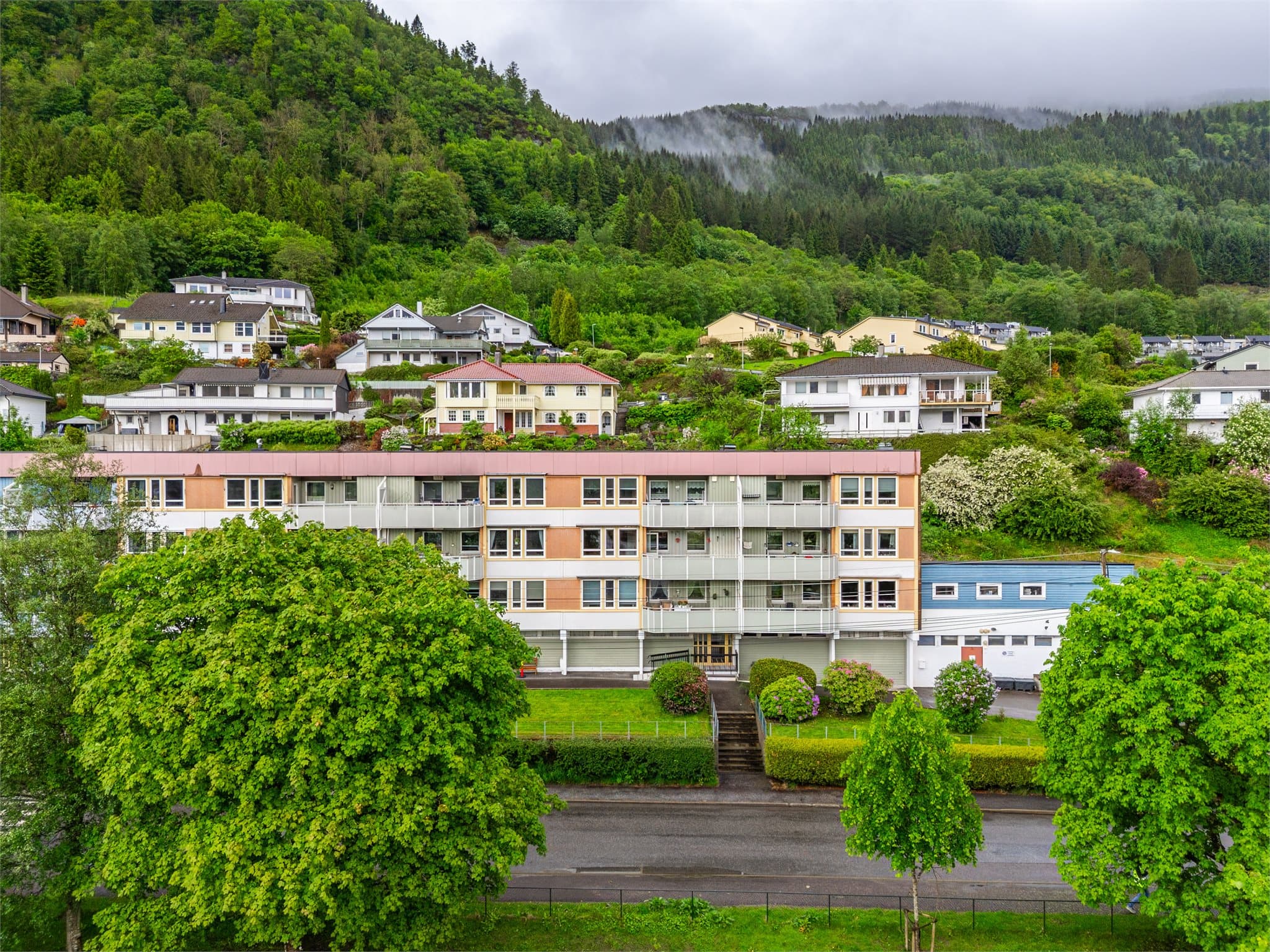 - Innen 6 min gange ligger Kiwi Arnatveit. For et utvidet handle- og servicetilbud er det 20 min gange eller en liten kjøretur til Øyrane Torg -