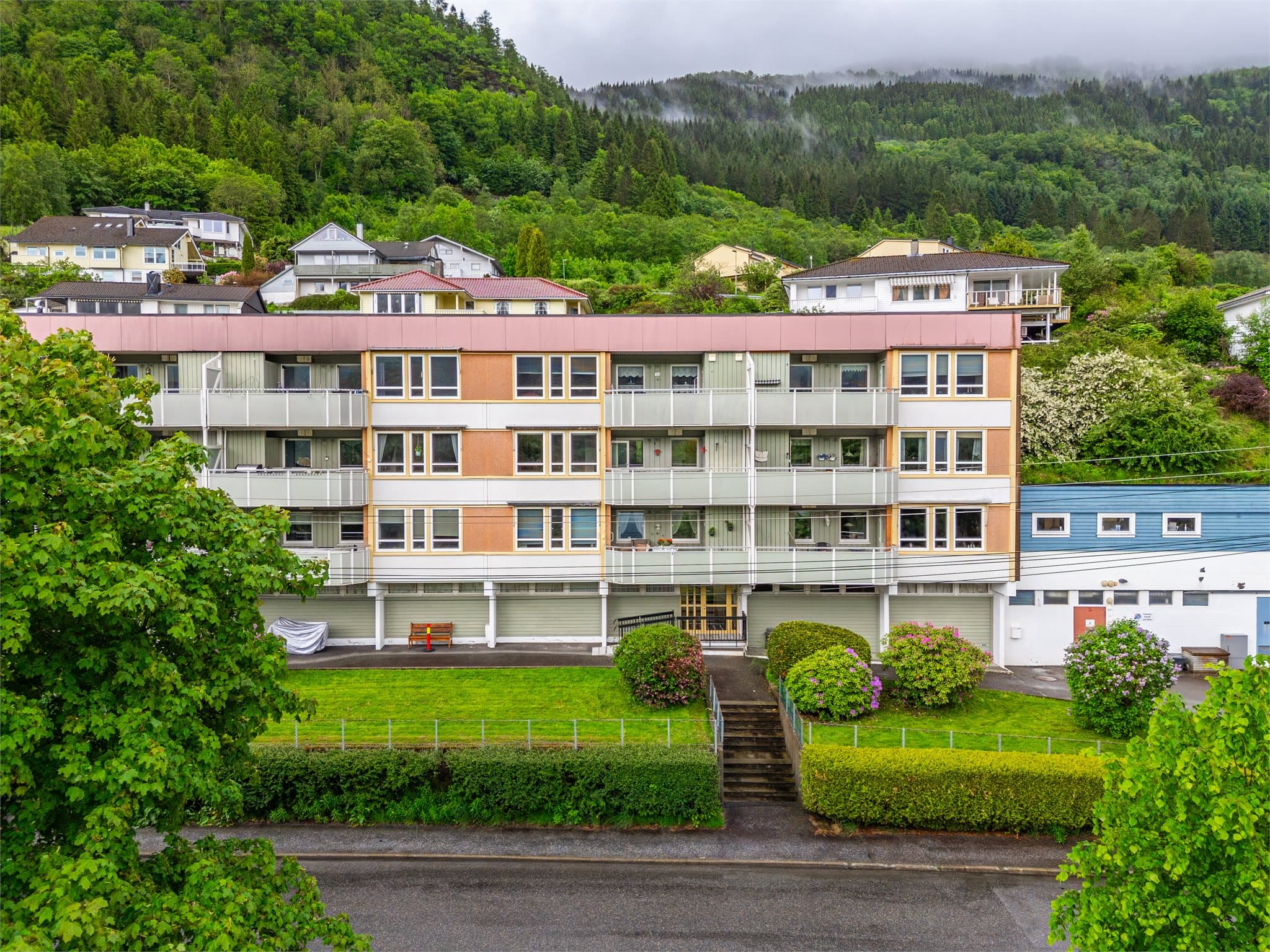 - Her bosetter du deg i et etablert og rolig boligområde med nærhet til daglige servicetilbud -