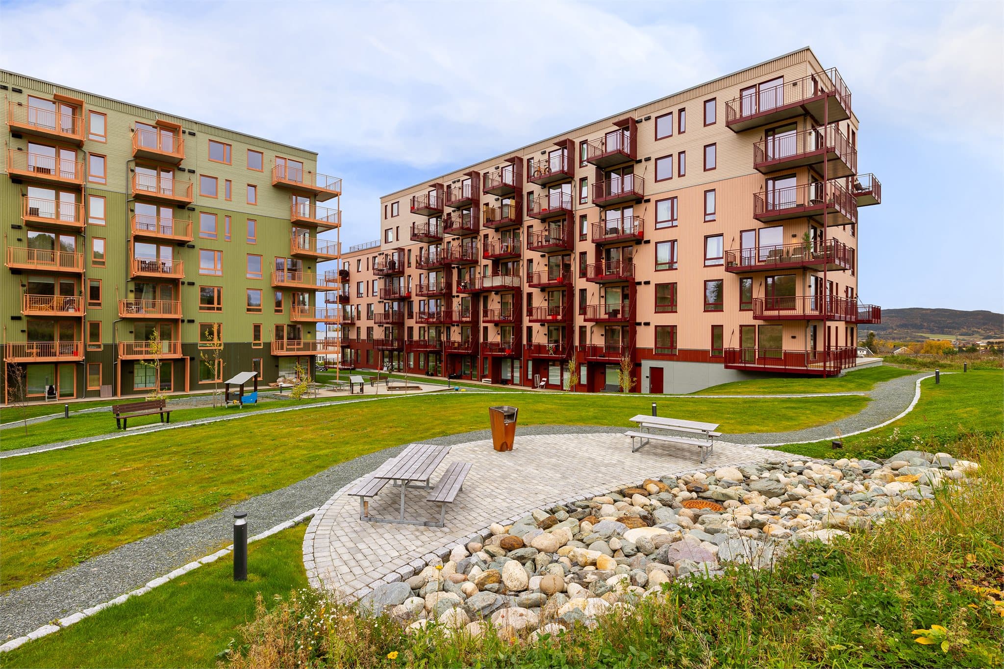 Det er parkeringsplass i kjeller tilhørende leiligheten. Det er også vaskeplass for bil i kjelleren.