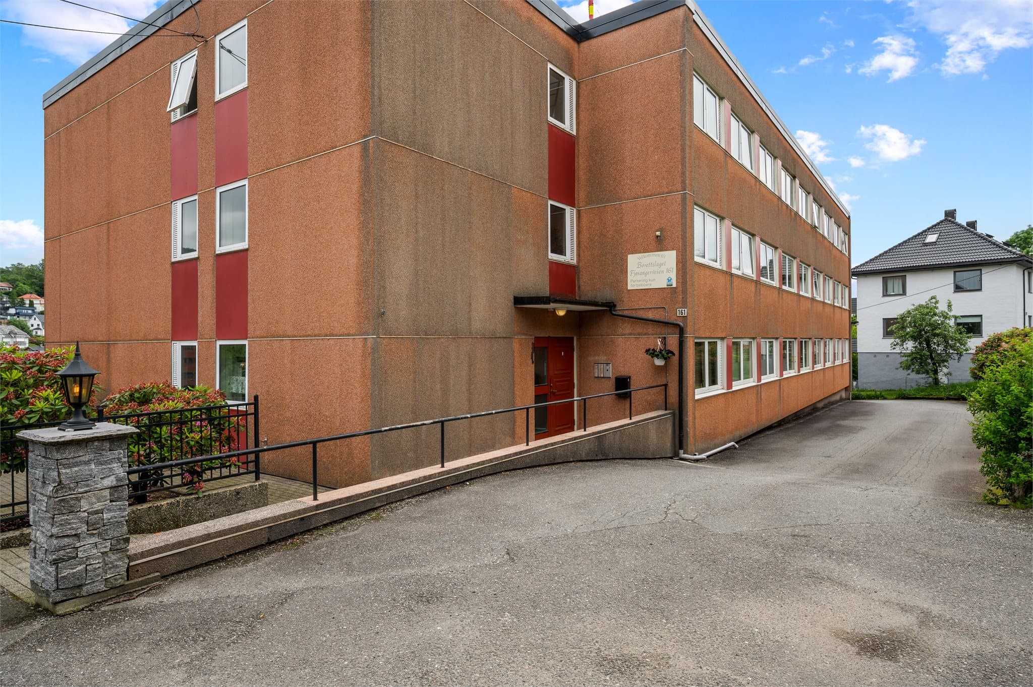 - Nærmeste dagligvarebutikk, Coop Extra Minde, ligger kun 9 minutters gange unna -