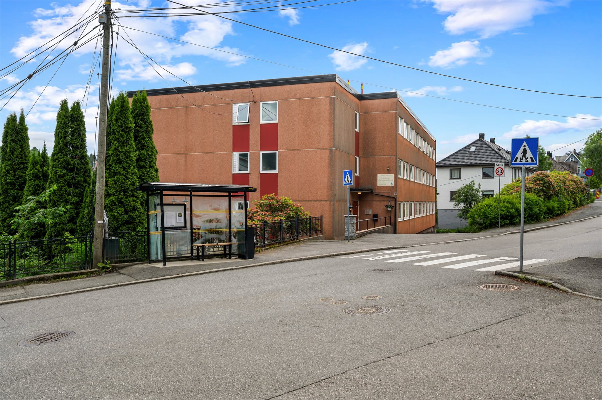 - Meget gode kollektivmuligheter med busstopp like ved boligen og bybanestopp på Kristianborg ca. 6 minutters gange unna, med rask adkomst til sentrum -